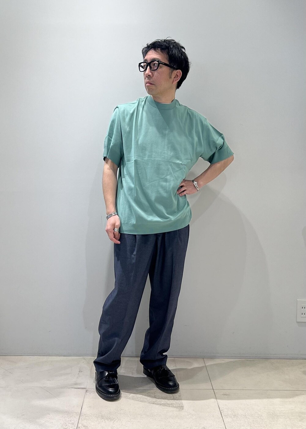 「ADAM ET ROPÉ、HOMME、UNISEX、骨格ストレート、イエベ、きれいめカジュアル、カジュアル、セットアイテム、春コーデ、夏コーデ、春ファッション、夏ファッション、ペールカラー、Tシャツ、ニット」｜「ADAM ET ROPE'の【2点セット】セーターマシーン カーディガン＆半袖T/アンサンブル（Tシャツ/カットソー、グリーン系）」を使った、Yuuki Mizさん（メンズ・165cm）の春コーディネートの4枚目の写真