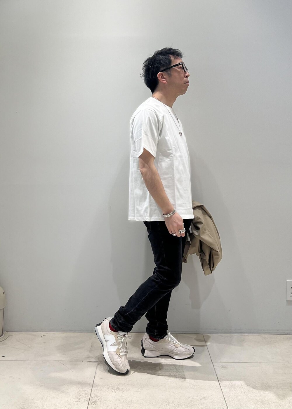 「ADAM ET ROPÉ、HOMME、UNISEX、骨格ストレート、イエベ、通勤、春コーデ、夏コーデ、春ファッション、夏ファッション、Tシャツ、ジャケット」｜「ADAM ET ROPE'のカバロス スエット ガード ベーシック ポケット Tシャツ / 汗染み防止（Tシャツ/カットソー、ホワイト系）」を使った、Yuuki Mizさん（メンズ・165cm）の春コーディネートの3枚目の写真