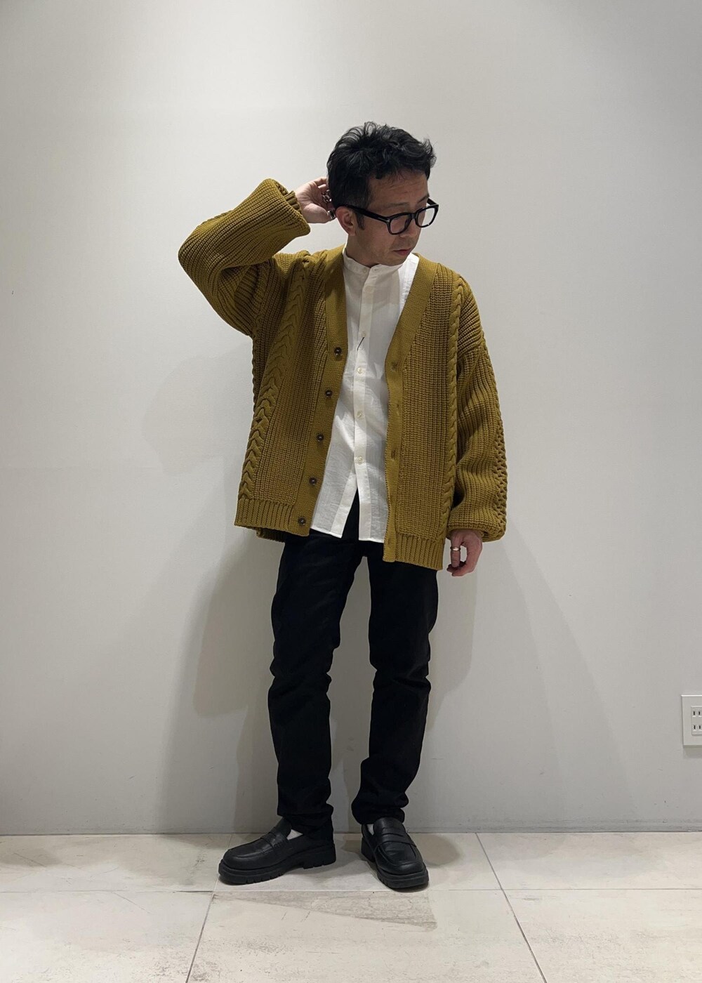 「ADAM ET ROPÉ、HOMME、UNISEX、骨格ストレート、イエベ、カジュアル、大人カジュアル、春コーデ、秋コーデ、春ファッション、秋ファッション、ニット、カーディガン」｜「ADAM ET ROPE'のボリューム ケーブル オーバーサイズ カーディガン / 超軽量 / ユニセックス（カーディガン/ボレロ、イエロー系）」を使った、Yuuki Mizさん（メンズ・165cm）の春コーディネートの5枚目の写真
