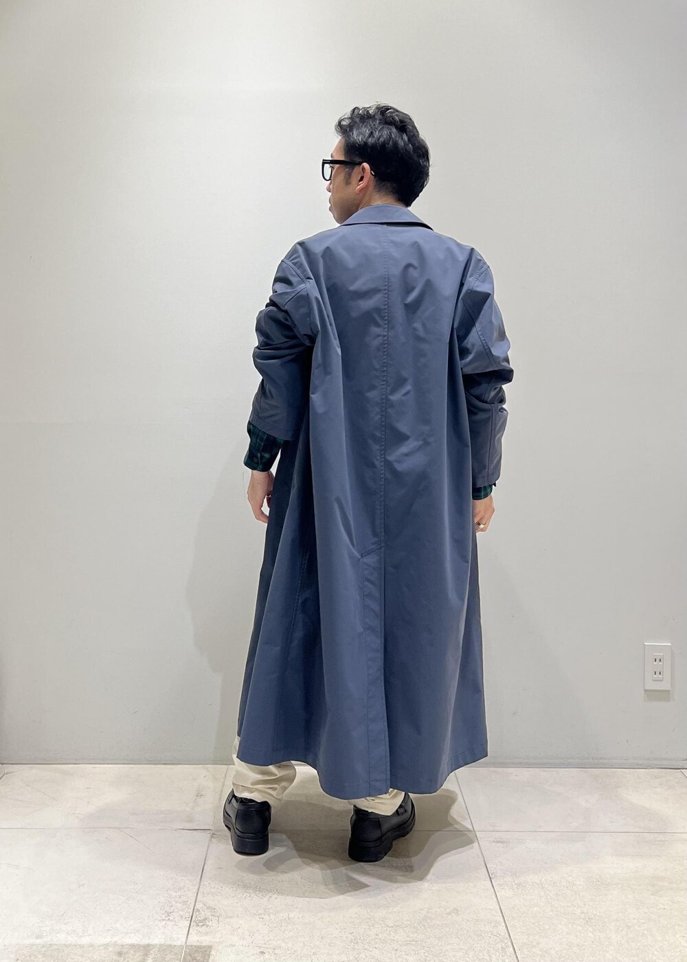 「ADAM ET ROPÉ、HOMME、UNISEX、骨格ストレート、イエベ、春コーデ、春ファッション、シャツ、アウター、コート」｜「Gramicciの【別注】《WEB限定 GRAMICCI / グラミチ》NN PANTS / GARMENT DYE TIGHT FIT（その他パンツ、ホワイト系）」を使った、Yuuki Mizさん（メンズ・165cm）の春コーディネートの7枚目の写真