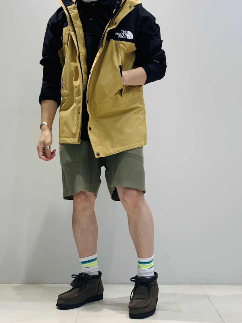 「真夏のアクティブスタイル、休日スタイル、カジュアルコーデ、夏コーデ、マウンテンライトジャケット」｜「THE NORTH FACEの【THE NORTH FACE】NP11834 Mountain Light Jacket（マウンテンパーカー、ベージュ系）」を使った、Yuuki Mizさん（メンズ・165cm）の夏コーディネートの3枚目の写真
