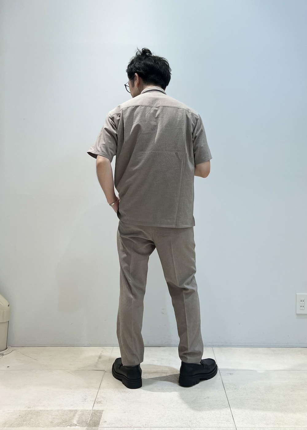「ADAM ET ROPÉ、HOMME、UNISEX、骨格ストレート、イエベ、夏、夏コーデ、夏ファッション、ビタミンカラー、吸水速乾、機能素材、洗える、ウォッシャブル、Tシャツ」|「Saturdays NYCのSlash Tee(Tシャツ/カットソー、ベージュ系)」を使った、Yuuki Mizさん(メンズ・165cm)の夏コーディネートの4枚目の写真