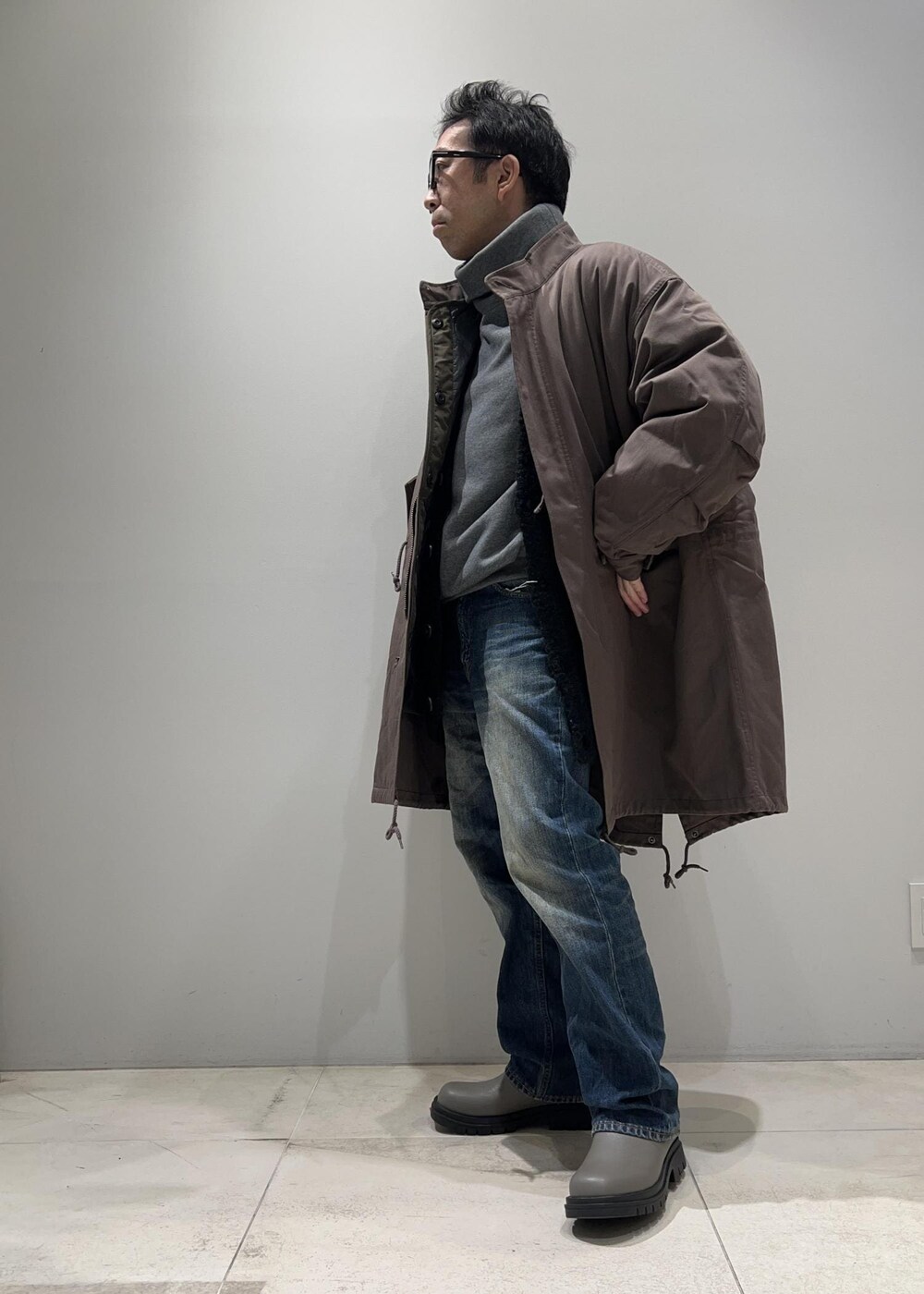 「ADAM ET ROPÉ、HOMME、UNISEX、骨格ストレート、イエベ、ミリタリー、秋コーデ、冬コーデ、秋ファッション、冬ファッション、23AW秋の新作、23AW冬の新作、オーバーサイズ、ビッグシルエット、ニット」｜「ADAM ET ROPE'の【cesse】スクラップレザー ボリュームソール サイドゴア ブーツ/サスティナブル/ユニセックス（ブーツ、グレー系）」を使った、Yuuki Mizさん（メンズ・165cm）の秋コーディネートの4枚目の写真