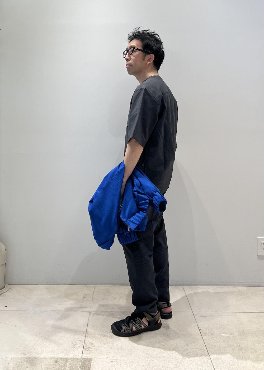「ADAM ET ROPÉ、HOMME、UNISEX、サステナブル、骨格ストレート、イエベ、きれいめカジュアル、大人カジュアル、セットアップ、セットアイテム、春コーデ、夏コーデ、春ファッション、夏ファッション、接触冷感」｜「ADAM ET ROPE'の《今だけのSPECIAL PRICE!!》【洗えるセットアップ】RIRANCHA Tシャツ & イージーパンツ /吸水速乾 / 接触冷感 / ユニセックス（セットアップ、グリーン系）」を使った、Yuuki Mizさん（メンズ・165cm）の春コーディネートの3枚目の写真
