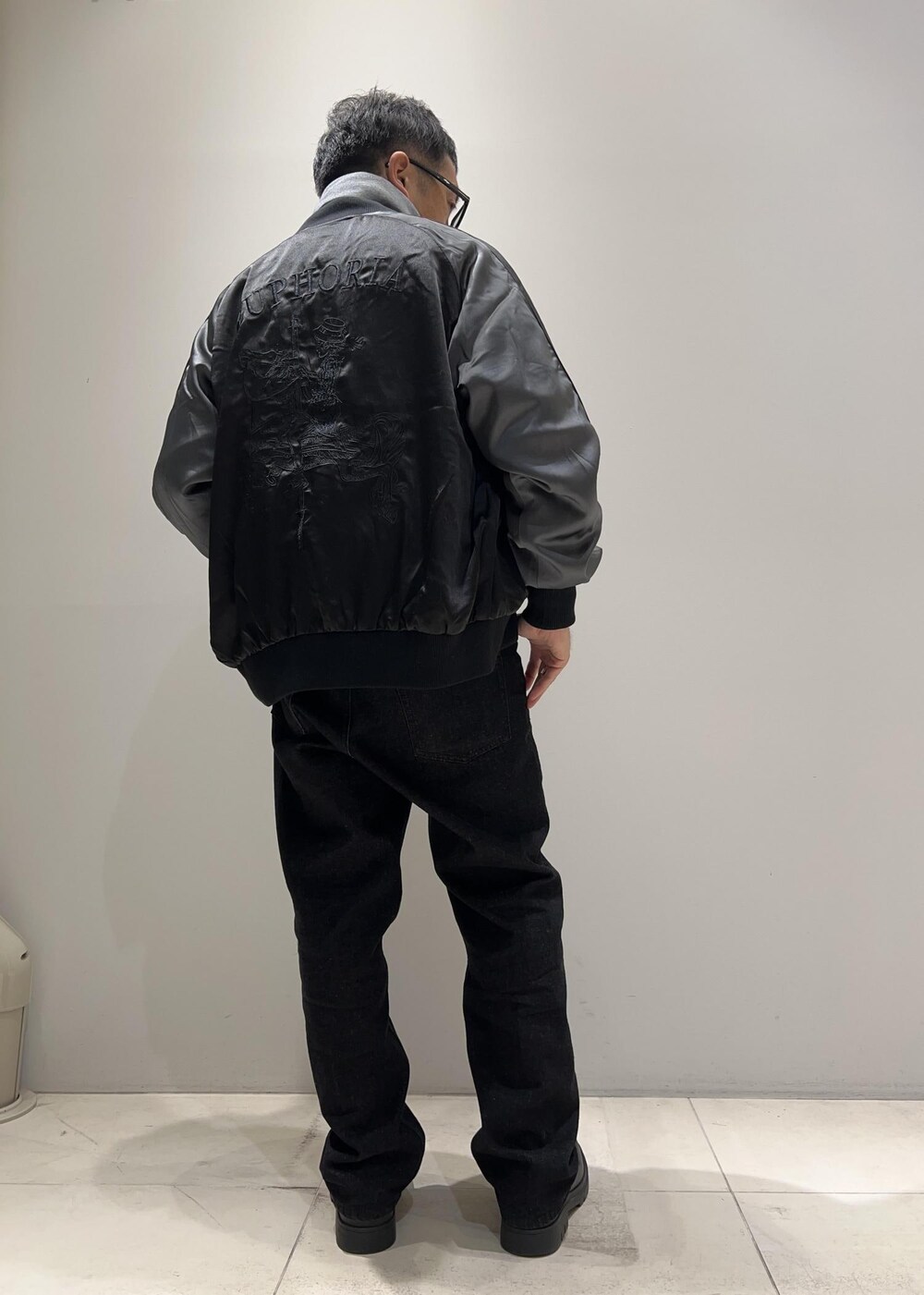 「スカジャン、ADAM ET ROPÉ、HOMME、UNISEX、骨格ストレート、イエベ、秋コーデ、冬コーデ、秋ファッション、冬ファッション、23AW秋の新作、23AW冬の新作、ビッグシルエット、ベスト、アウター」|「ADAM ET ROPE'の【コットンUSA】デニム センタークリース スラックス / サステナブル / セットアップ対応(デニムパンツ、ブラック系)」を使った、Yuuki Mizさん(メンズ・165cm)の秋コーディネートの6枚目の写真