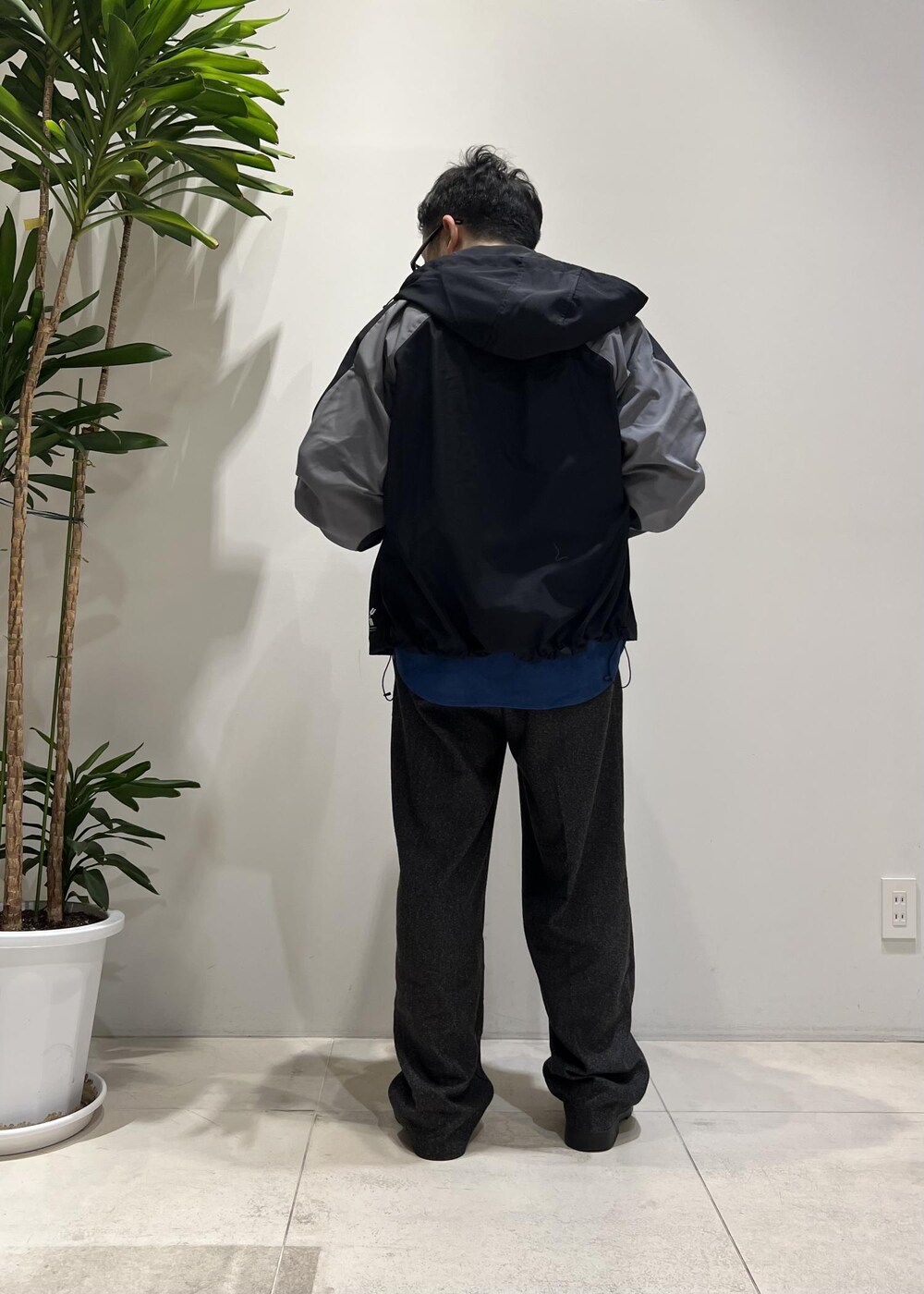 「ADAM ET ROPÉ、HOMME、UNISEX、骨格ストレート、イエベ、きれいめカジュアル、大人カジュアル、スポーティー、春コーデ、秋コーデ、春ファッション、秋ファッション、シャツ、パーカー、アウター」｜「ADAM ET ROPE'の【CESSE】スクラップレザーボリュームソールローファー/リサイクルレザー/ユニセックス（ローファー、ブラック系）」を使った、Yuuki Mizさん（メンズ・165cm）の冬コーディネートの7枚目の写真