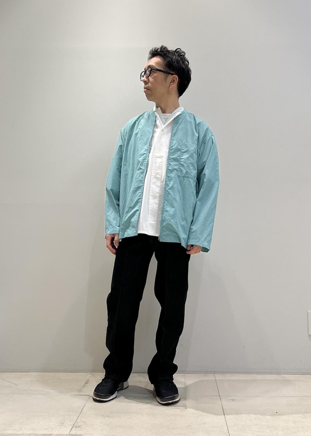 「ADAM ET ROPÉ、HOMME、UNISEX、骨格ストレート、イエベ、春、夏、春コーデ、夏コーデ、春ファッション、夏ファッション、機能素材、シャツ」|「ADAM ET ROPE'の【コットンUSA】デニム センタークリース スラックス / サステナブル / セットアップ対応(デニムパンツ、ブラック系)」を使った、Yuuki Mizさん(メンズ・165cm)の夏コーディネートの4枚目の写真