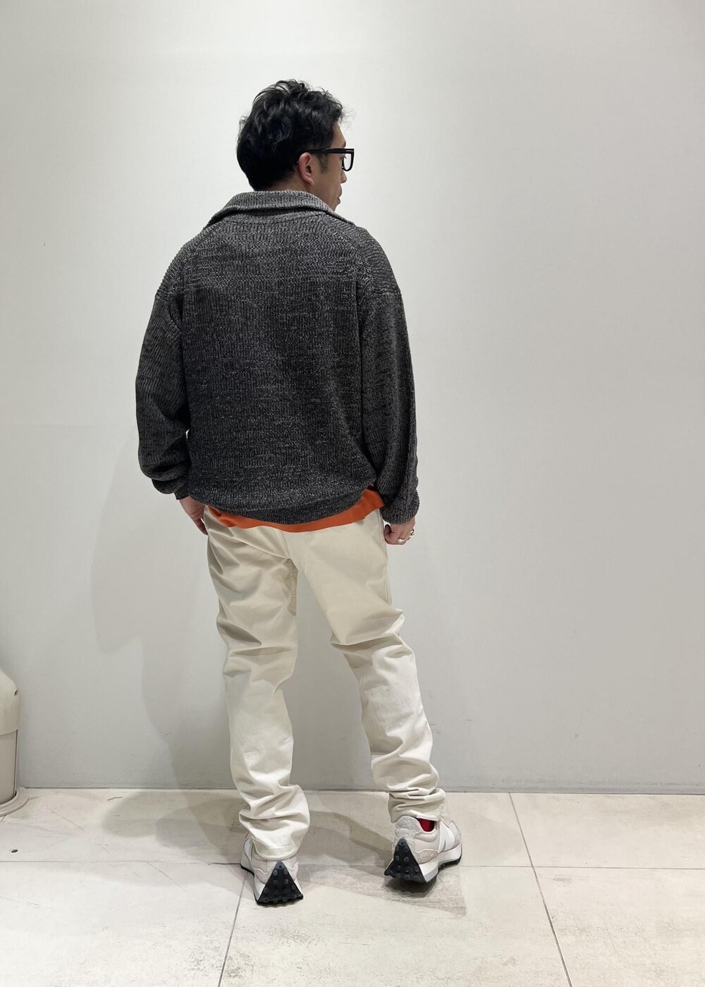 「ADAM ET ROPÉ、HOMME、UNISEX、骨格ストレート、イエベ、春コーデ、夏コーデ、春ファッション、夏ファッション、ビタミンカラー、Tシャツ、ニット」｜「ADAM ET ROPE'のハイゲージ シャンブレー リバーシブル Tシャツ（Tシャツ/カットソー、ベージュ系）」を使った、Yuuki Mizさん（メンズ・165cm）の春コーディネートの2枚目の写真