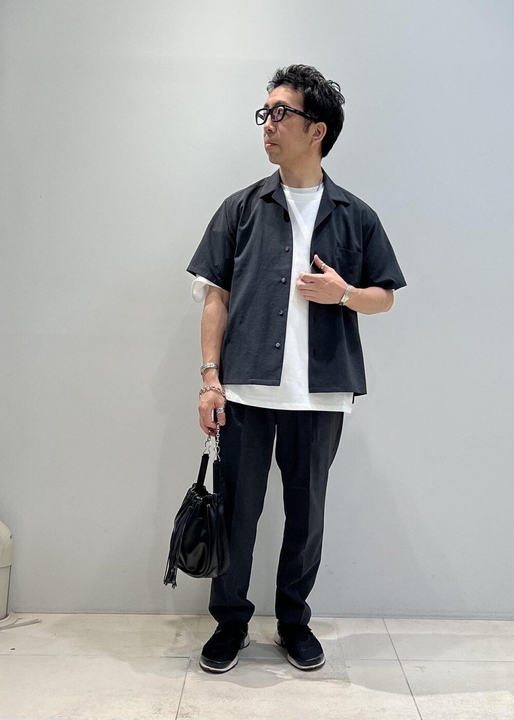 「ADAM ET ROPÉ、HOMME、UNISEX、骨格ストレート、イエベ、きれいめ、きれいめカジュアル、カジュアル、夏、夏コーデ、夏ファッション、Tシャツ」｜「ADAM ET ROPE'の洗えるセットアップ【RIRANCHA】オープンカラーシャツ ＆ イージーパンツ / 防シワ性 / ユニセックス（セットアップ、グリーン系）」を使った、Yuuki Mizさん（メンズ・165cm）の春コーディネートの5枚目の写真