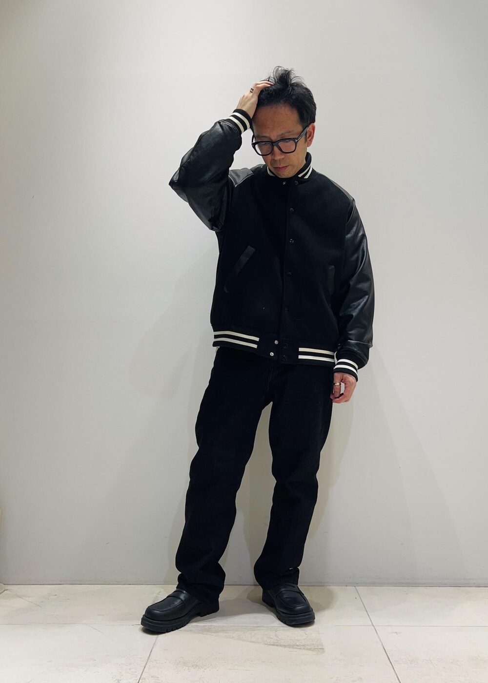 「ADAM ET ROPÉ、HOMME、UNISEX、骨格ストレート、イエベ、きれいめカジュアル、カジュアル、大人カジュアル、秋コーデ、冬コーデ、秋ファッション、冬ファッション、23AW秋の新作、23AW冬の新作、アースカラー」|「Saturdays NYCのCharles Mohair Stripe Sweater(ニット/セーター、グリーン系)」を使った、Yuuki Mizさん(メンズ・165cm)の秋コーディネートの2枚目の写真