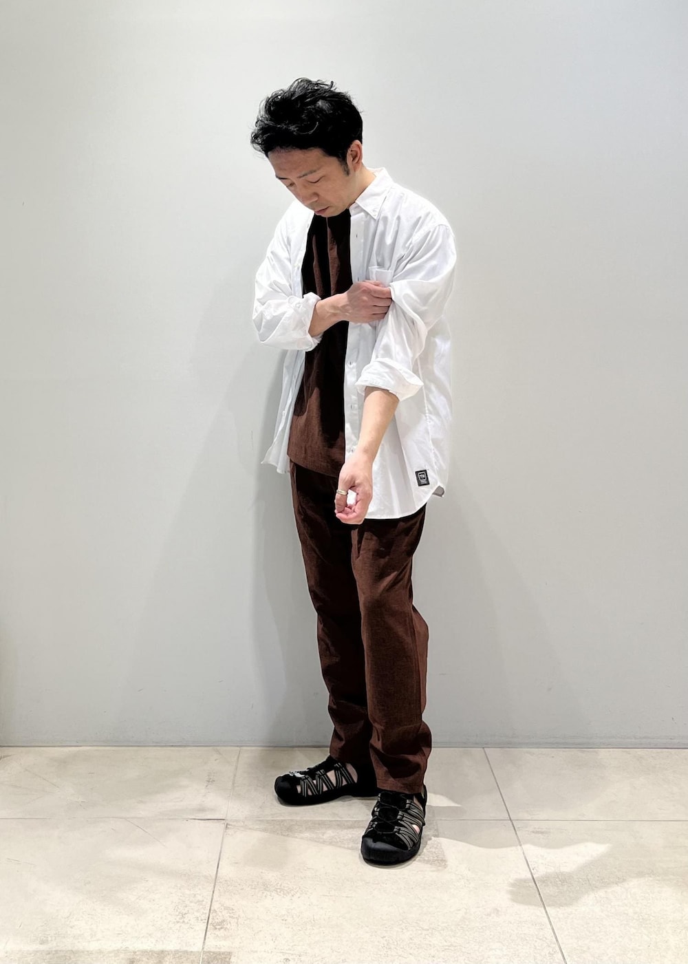 「ADAM ET ROPÉ、HOMME、UNISEX、サステナブル、骨格ストレート、イエベ、セットアップ、セットアイテム、春、夏、春コーデ、夏コーデ、春ファッション、夏ファッション、接触冷感」｜「ADAM ET ROPE'の【洗えるセットアップ】RIRANCHA Tシャツ & イージーパンツ / 防シワ性 / ユニセックス（セットアップ、ブラウン系）」を使った、Yuuki Mizさん（メンズ・165cm）の春コーディネートの6枚目の写真
