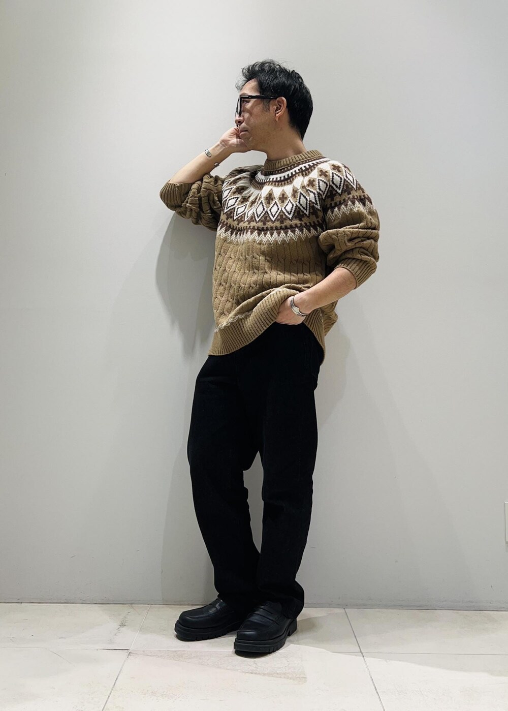「SNaPMeAward23w、クリスマス、クリスマスデート、クリスマスコーデ、ADAM ET ROPÉ、HOMME、UNISEX、骨格ストレート、イエベ、きれいめカジュアル、カジュアル、大人カジュアル、秋コーデ、冬コーデ、秋ファッション」｜「ADAM ET ROPE'の【コットンUSA】デニム センタークリース スラックス / サステナブル / セットアップ対応（デニムパンツ、ブラック系）」を使った、Yuuki Mizさん（メンズ・165cm）の冬コーディネートの4枚目の写真