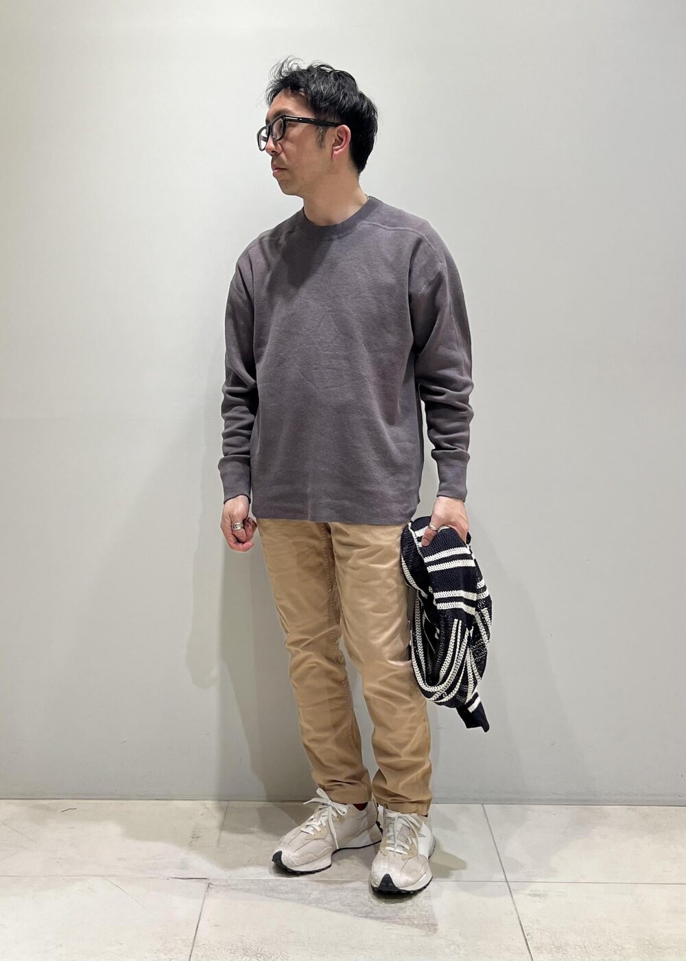 「ADAM ET ROPÉ、HOMME、骨格ストレート、イエベ、カジュアル、大人カジュアル、春コーデ、夏コーデ、春ファッション、夏ファッション、ニット」｜「GramicciのWEB限定【GRAMICCI】22AW別注 NN PANTS/GARMENT DYE TIGHT FIT（その他パンツ、ベージュ系）」を使った、Yuuki Mizさん（メンズ・165cm）の春コーディネートの4枚目の写真