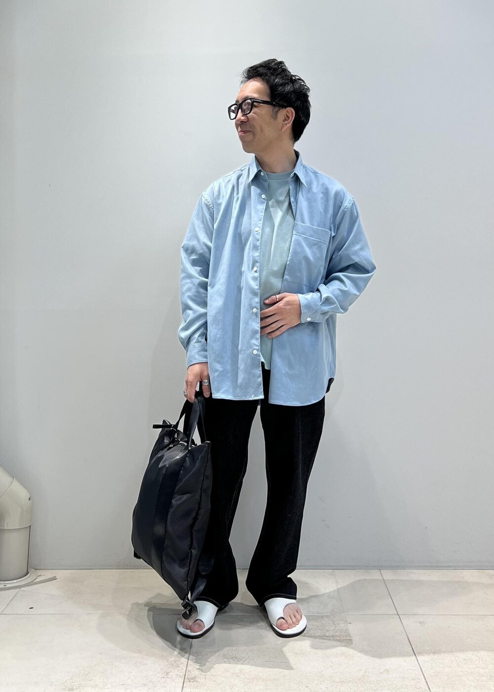 「ADAM ET ROPÉ、HOMME、UNISEX、骨格ストレート、イエベ、きれいめ、きれいめカジュアル、スポーティー、春、夏、春コーデ、夏コーデ、春ファッション、夏ファッション、ペールカラー」｜「ADAM ET ROPE'の【小松マテーレ】コマスエード ビッグシルエットシャツ/イージーケア/3シーズン着用可能/ユニセックス（シャツ/ブラウス、ブルー系）」を使った、Yuuki Mizさん（メンズ・165cm）の春コーディネートの4枚目の写真