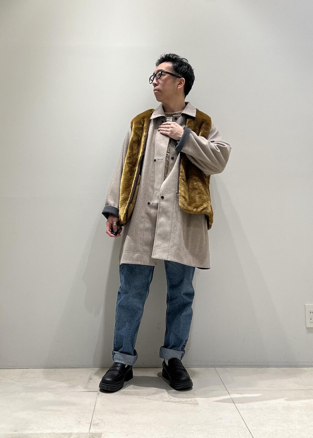 「ADAM ET ROPÉ、HOMME、UNISEX、骨格ストレート、イエベ、カジュアル、大人カジュアル、秋コーデ、冬コーデ、秋ファッション、冬ファッション、23AW秋の新作、23AW冬の新作、ジレ、ベスト」｜「ADAM ET ROPE'の【CESSE】スクラップレザーボリュームソールローファー/リサイクルレザー/ユニセックス（ローファー、ブラック系）」を使った、Yuuki Mizさん（メンズ・165cm）の冬コーディネートの5枚目の写真
