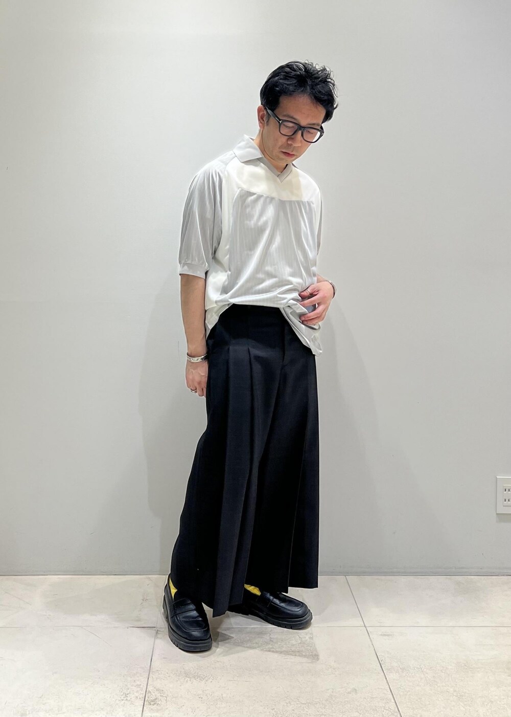 「ADAM ET ROPÉ、HOMME、UNISEX、骨格ストレート、イエベ、きれいめ、モード、スポーティー、夏コーデ、夏ファッション、接触冷感、吸水速乾、機能素材、シャツ」｜「ADAM ET ROPE'のウーステッド フロントタック ワイド クロップド スラックス / ロングシーズン着用可能（スラックス、グレー系）」を使った、Yuuki Mizさん（メンズ・165cm）の春コーディネートの5枚目の写真