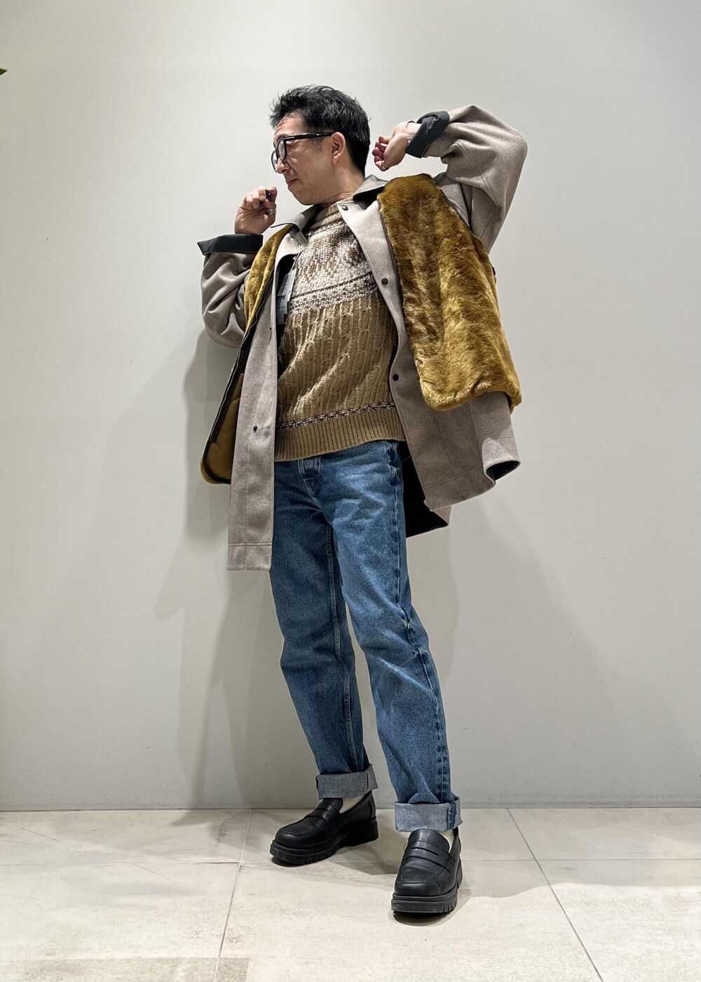 「ADAM ET ROPÉ、HOMME、UNISEX、骨格ストレート、イエベ、カジュアル、大人カジュアル、秋コーデ、冬コーデ、秋ファッション、冬ファッション、23AW秋の新作、23AW冬の新作、ジレ、ベスト」｜「ADAM ET ROPE'の【CESSE】スクラップレザーボリュームソールローファー/リサイクルレザー/ユニセックス（ローファー、ブラック系）」を使った、Yuuki Mizさん（メンズ・165cm）の冬コーディネートの2枚目の写真