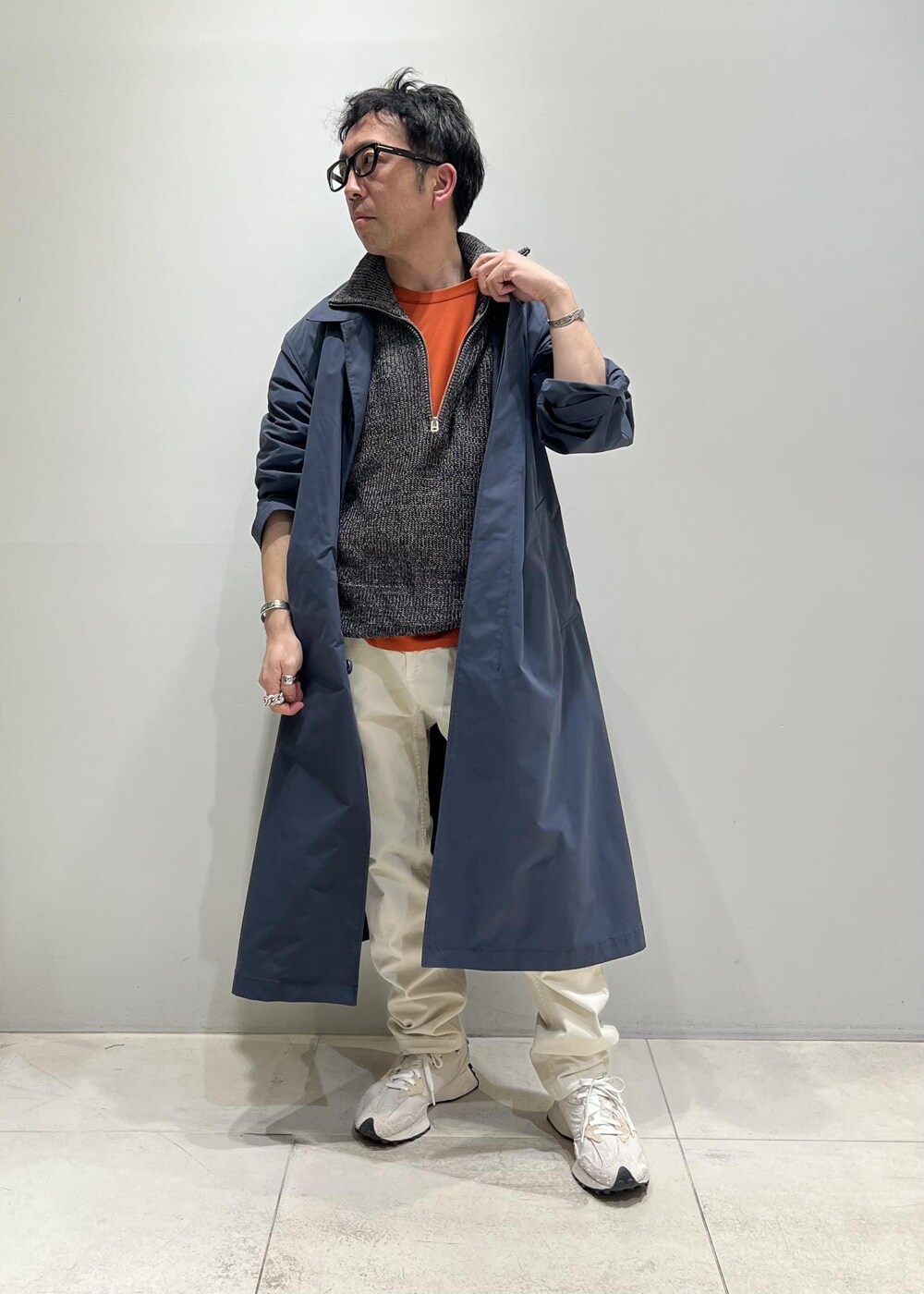 「ADAM ET ROPÉ、HOMME、UNISEX、骨格ストレート、イエベ、カジュアル、大人カジュアル、春コーデ、秋コーデ、春ファッション、秋ファッション、オーバーサイズ、ビッグシルエット、Tシャツ、ニット」｜「ADAM ET ROPE'のハイゲージ シャンブレー リバーシブル Tシャツ（Tシャツ/カットソー、ベージュ系）」を使った、Yuuki Mizさん（メンズ・165cm）の春コーディネートの5枚目の写真