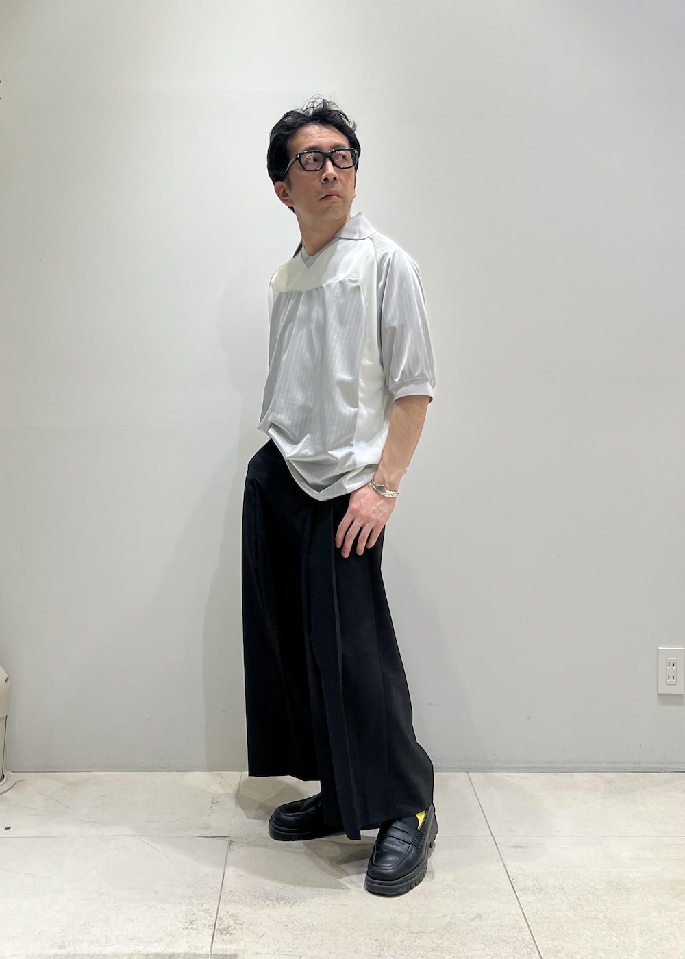「ADAM ET ROPÉ、HOMME、UNISEX、骨格ストレート、イエベ、きれいめ、モード、スポーティー、夏コーデ、夏ファッション、接触冷感、吸水速乾、機能素材、シャツ」｜「ADAM ET ROPE'のウーステッド フロントタック ワイド クロップド スラックス / ロングシーズン着用可能（スラックス、グレー系）」を使った、Yuuki Mizさん（メンズ・165cm）の春コーディネートの3枚目の写真