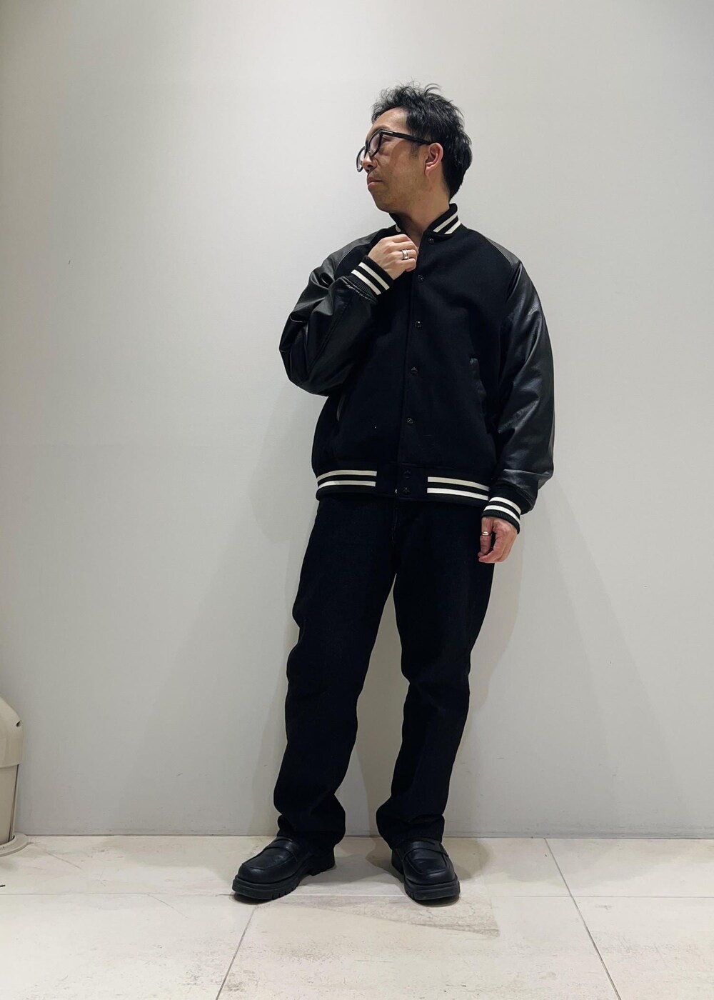 「ADAM ET ROPÉ、HOMME、UNISEX、骨格ストレート、イエベ、きれいめカジュアル、カジュアル、大人カジュアル、秋コーデ、冬コーデ、秋ファッション、冬ファッション、23AW秋の新作、23AW冬の新作、アースカラー」|「Saturdays NYCのCharles Mohair Stripe Sweater(ニット/セーター、グリーン系)」を使った、Yuuki Mizさん(メンズ・165cm)の秋コーディネートの4枚目の写真