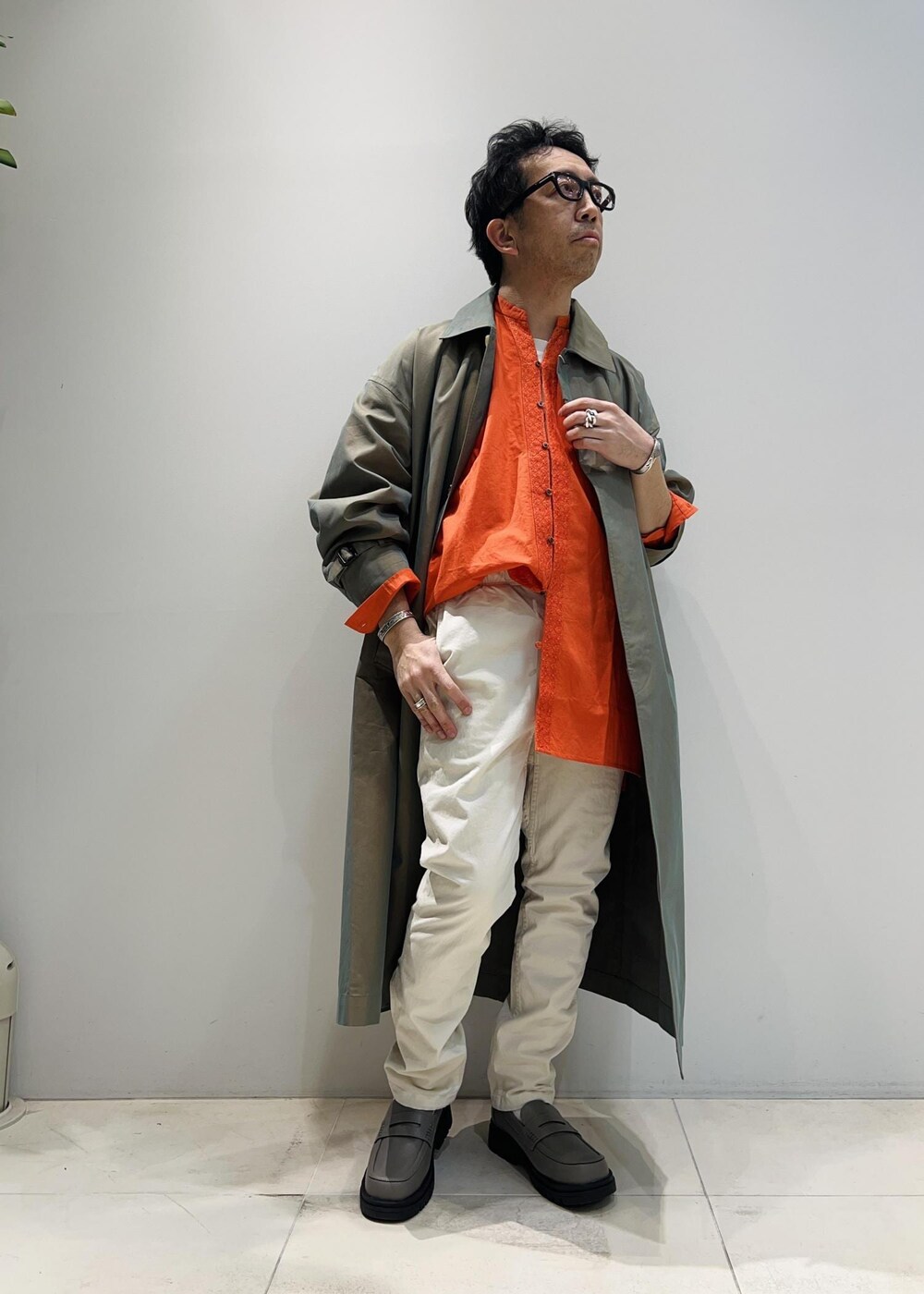 「ADAM ET ROPÉ、HOMME、UNISEX、骨格ストレート、イエベ、カジュアル、大人カジュアル、春コーデ、春ファッション、ビビッドカラー、ビッグシルエット、シャツ、コート」｜「ADAM ET ROPE'の【CESSE】スクラップレザーボリュームソールローファー/リサイクルレザー/ユニセックス（ローファー、グレー系）」を使った、Yuuki Mizさん（メンズ・165cm）の春コーディネートの2枚目の写真