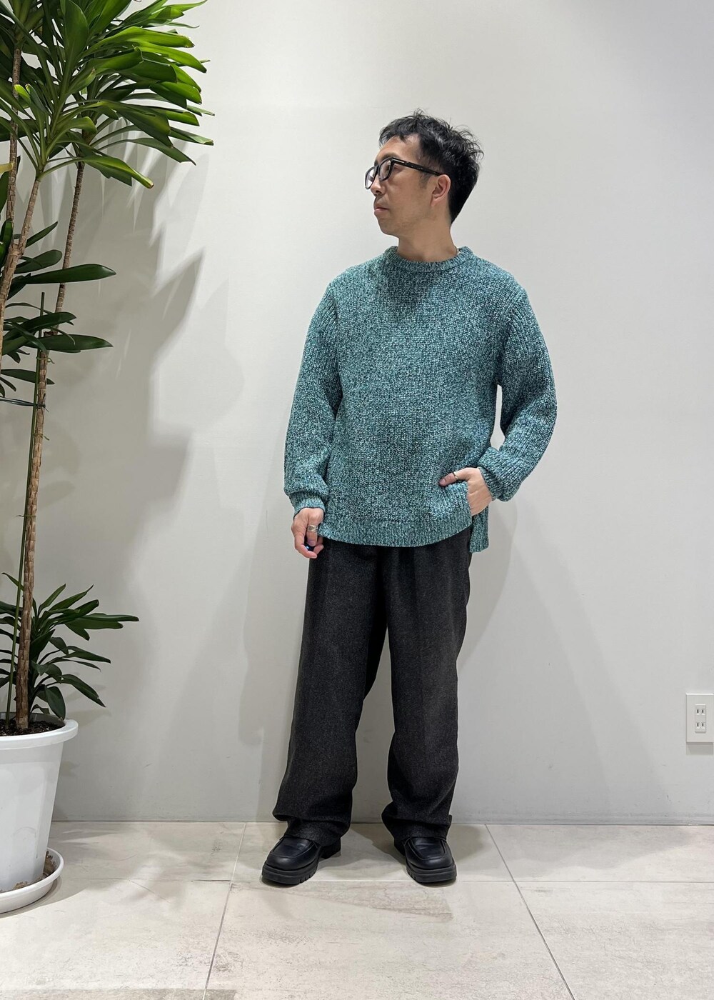 「ADAM ET ROPÉ、HOMME、UNISEX、骨格ストレート、イエベ、きれいめカジュアル、カジュアル、大人カジュアル、春コーデ、秋コーデ、春ファッション、秋ファッション、ニット、アウター、コート」｜「ADAM ET ROPE'の【CESSE】スクラップレザーボリュームソールローファー/リサイクルレザー/ユニセックス（ローファー、ブラック系）」を使った、Yuuki Mizさん（メンズ・165cm）の冬コーディネートの8枚目の写真