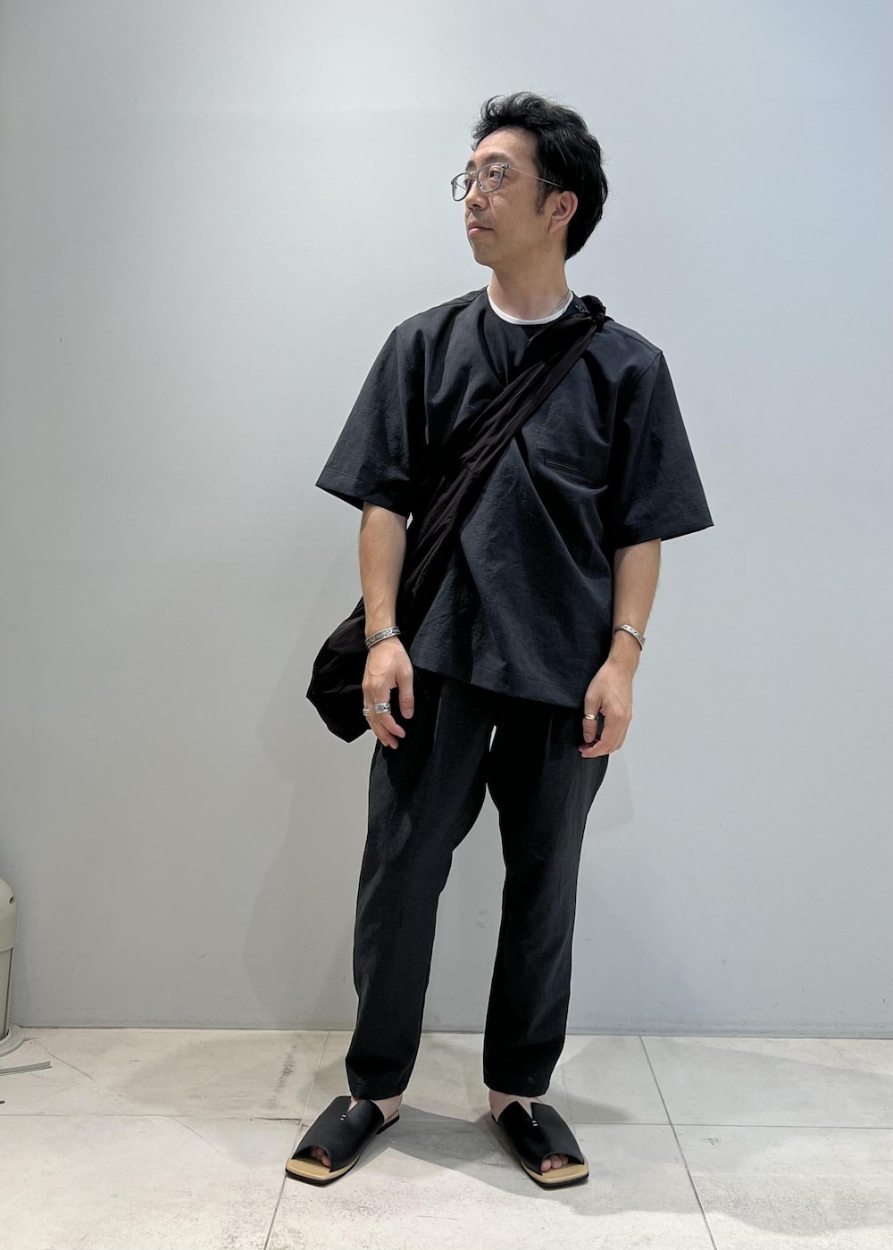 「ADAM ET ROPÉ、HOMME、UNISEX、骨格ストレート、イエベ、きれいめ、きれいめカジュアル、大人カジュアル、春、夏、春コーデ、夏コーデ、秋コーデ、春ファッション、夏ファッション」｜「ADAM ET ROPE'の《今だけのSPECIAL PRICE!!》【RIRANCHA】リラックスシルエット オープンカラー シャツ / 吸水速乾 / 接触冷感（シャツ/ブラウス、グリーン系）」を使った、Yuuki Mizさん（メンズ・165cm）の夏コーディネートの4枚目の写真