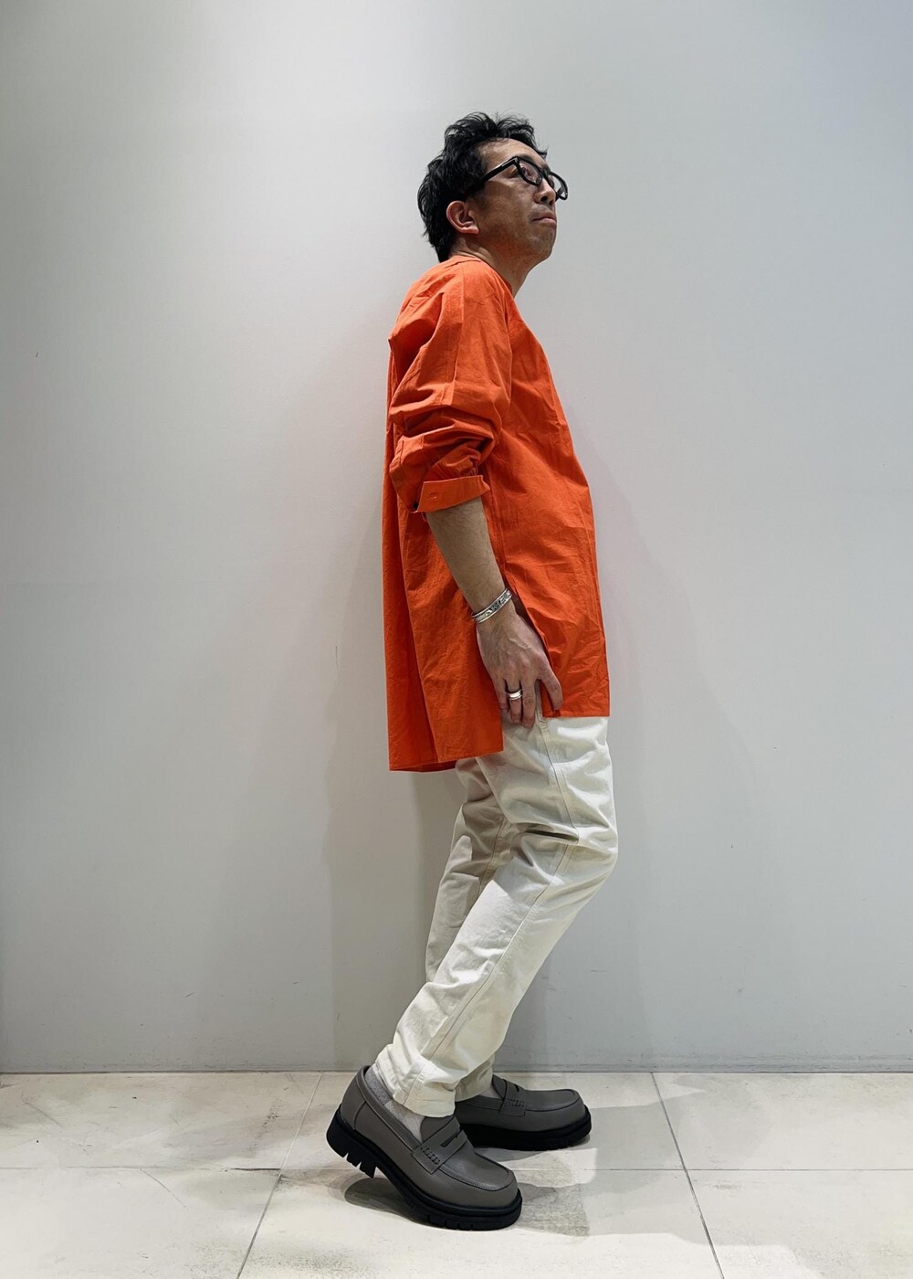 「インド綿、ADAM ET ROPÉ、HOMME、UNISEX、骨格ストレート、イエベ、春コーデ、春ファッション、ビビッドカラー、シャツ、コート」｜「NE QUITTEZ PAS!の【別注】《ne Quittez pas / ヌキテパ》OVER SIZE Caftan SHIRT（シャツ/ブラウス、オレンジ系）」を使った、Yuuki Mizさん（メンズ・165cm）の春コーディネートの8枚目の写真