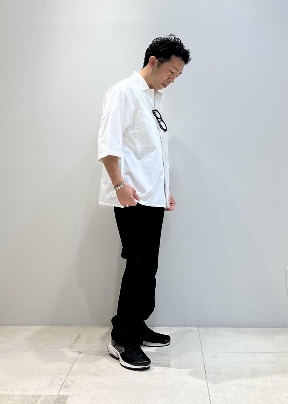 「ADAM ET ROPÉ、HOMME、UNISEX、骨格ストレート、イエベ、春、夏、春コーデ、夏コーデ、春ファッション、夏ファッション、23SS夏の新作、体型カバー、機能素材、シャツ」｜「ADAM ET ROPE'の【コットンUSA】デニム センタークリース スラックス / サステナブル / セットアップ対応（デニムパンツ、ブラック系）」を使った、Yuuki Mizさん（メンズ・165cm）の夏コーディネートの5枚目の写真