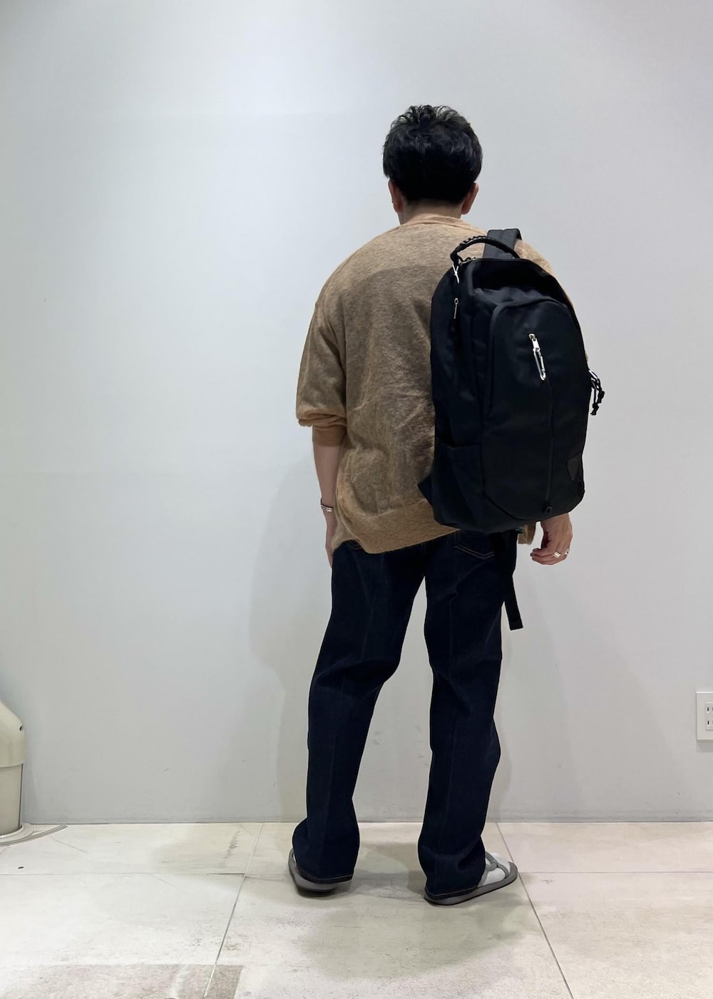 「ADAM ET ROPÉ、HOMME、骨格ストレート、イエベ、秋コーデ、秋ファッション」｜「ADAM ET ROPE'の【コットンUSA】デニム センタークリース スラックス/サステナブル/セットアップ対応（デニムパンツ、ブルー系）」を使った、Yuuki Mizさん（メンズ・165cm）の秋コーディネートの3枚目の写真