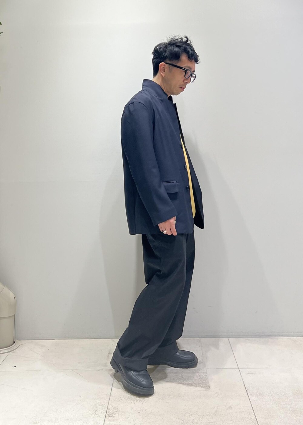 「ADAM ET ROPÉ、HOMME、UNISEX、骨格ストレート、イエベ、きれいめカジュアル、カジュアル、スポーティー、春コーデ、夏コーデ、春ファッション、夏ファッション、接触冷感、吸水速乾、機能素材」｜「ADAM ET ROPE'の【UNIFORM/ユニフォーム】 POLO ロングスリーブ ゲームシャツ / 吸水速乾 / 透湿性 / 通気性 / ユニセックス（Tシャツ/カットソー、ゴールド系）」を使った、Yuuki Mizさん（メンズ・165cm）の春コーディネートの5枚目の写真