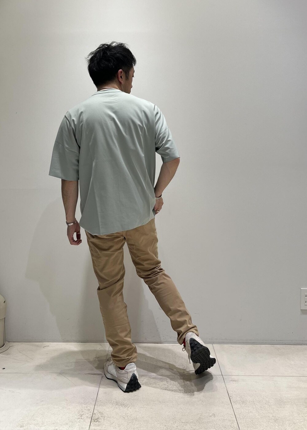 「リバーシブル、ADAM ET ROPÉ、HOMME、UNISEX、骨格ストレート、イエベ、きれいめカジュアル、カジュアル、春コーデ、夏コーデ、春ファッション、夏ファッション、洗える、ウォッシャブル、Tシャツ」｜「GramicciのWEB限定【GRAMICCI】22AW別注 NN PANTS/GARMENT DYE TIGHT FIT（その他パンツ、ベージュ系）」を使った、Yuuki Mizさん（メンズ・165cm）の春コーディネートの4枚目の写真