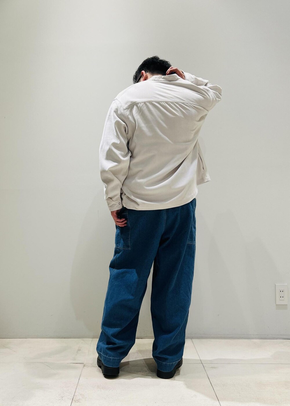 「ADAM ET ROPÉ、HOMME、UNISEX、骨格ストレート、イエベ、カジュアル、大人カジュアル、春コーデ、秋コーデ、冬コーデ、春ファッション、秋ファッション、冬ファッション、ビッグシルエット、デニムパンツ」｜「ADAM ET ROPE'の【CESSE】スクラップレザーボリュームソールローファー/リサイクルレザー/ユニセックス（ローファー、ブラック系）」を使った、Yuuki Mizさん（メンズ・165cm）の冬コーディネートの3枚目の写真