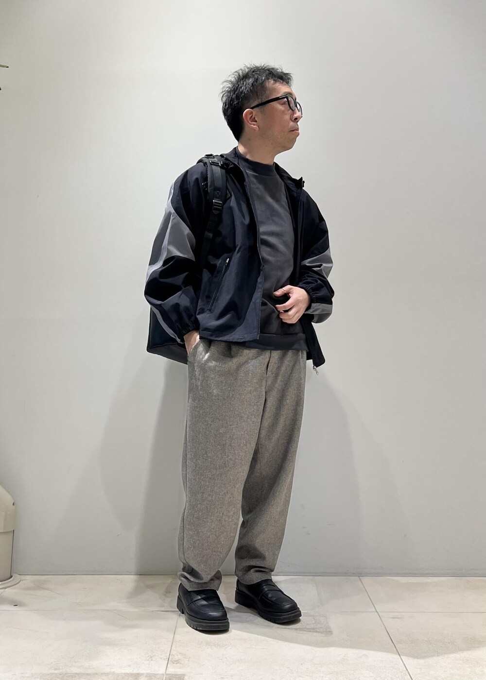 「ADAM ET ROPÉ、HOMME、UNISEX、骨格ストレート、イエベ、きれいめ、きれいめカジュアル、大人カジュアル、スポーティー、春コーデ、冬コーデ、春ファッション、冬ファッション、ワントーン、機能素材」｜「ADAM ET ROPE'の【CESSE】スクラップレザーボリュームソールローファー/リサイクルレザー/ユニセックス（ローファー、ブラック系）」を使った、Yuuki Mizさん（メンズ・165cm）の冬コーディネートの4枚目の写真