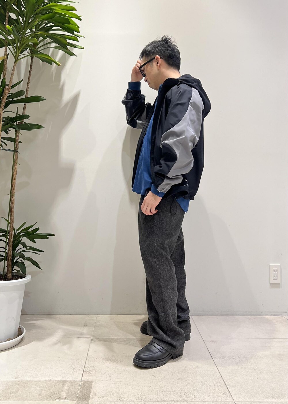 「ADAM ET ROPÉ、HOMME、UNISEX、骨格ストレート、イエベ、きれいめカジュアル、大人カジュアル、スポーティー、春コーデ、秋コーデ、春ファッション、秋ファッション、シャツ、パーカー、アウター」｜「ADAM ET ROPE'の【CESSE】スクラップレザーボリュームソールローファー/リサイクルレザー/ユニセックス（ローファー、ブラック系）」を使った、Yuuki Mizさん（メンズ・165cm）の冬コーディネートの6枚目の写真