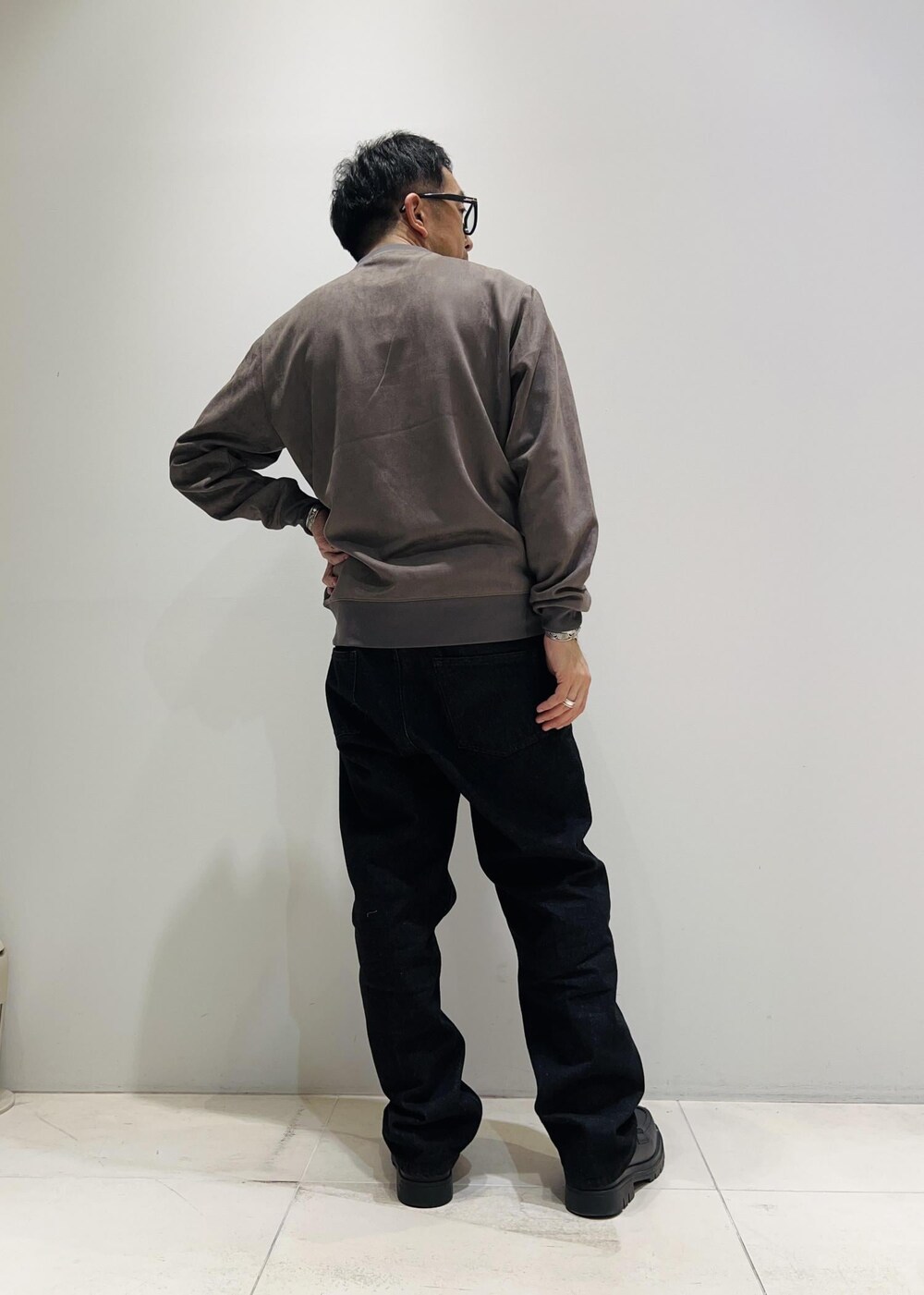 「ADAM ET ROPÉ、HOMME、UNISEX、骨格ストレート、イエベ、きれいめ、カジュアル、大人カジュアル、アウトドア、アースカラー、ジャケット、ブルゾン」｜「ADAM ET ROPE'の【コットンUSA】デニム センタークリース スラックス / サステナブル / セットアップ対応（デニムパンツ、ブラック系）」を使った、Yuuki Mizさん（メンズ・165cm）の秋コーディネートの7枚目の写真