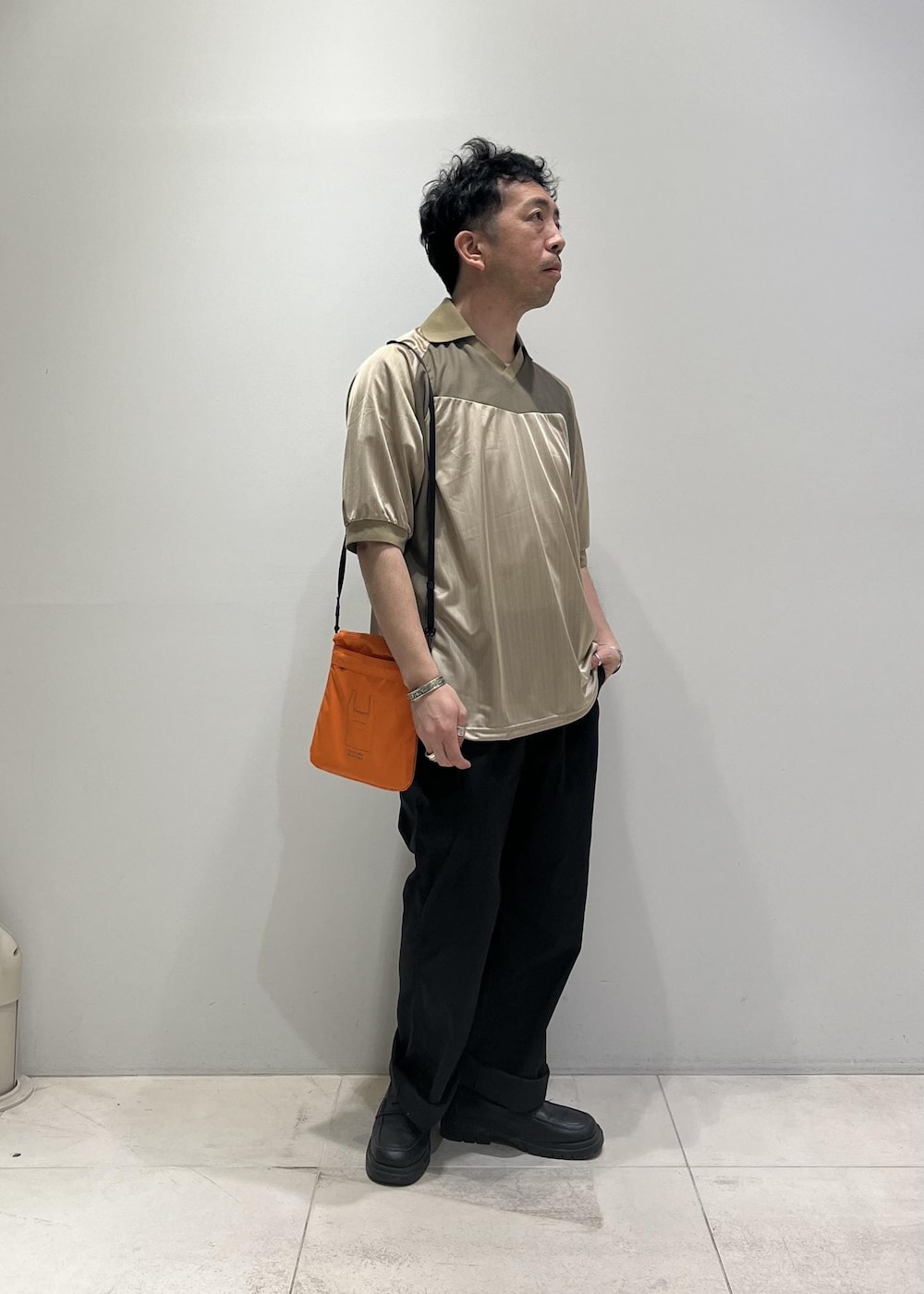 「ADAM ET ROPÉ、HOMME、UNISEX、骨格ストレート、イエベ、カジュアル、大人カジュアル、スポーティー、夏コーデ、夏ファッション、ビッグシルエット、Tシャツ、シャツ」｜「ADAM ET ROPE'の【UNIFORM/ユニフォーム】 POLO ショートスリーブ ゲームシャツ / 透湿性 / 通気性 / ユニセックス（Tシャツ/カットソー、ベージュ系）」を使った、Yuuki Mizさん（メンズ・165cm）の春コーディネートの3枚目の写真