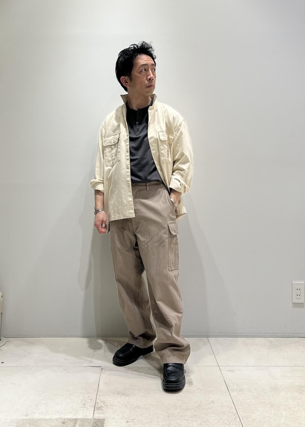 「ADAM ET ROPÉ、HOMME、骨格ストレート、イエベ、春コーデ、夏コーデ、春ファッション、夏ファッション、ビッグシルエット」｜「ADAM ET ROPE'のウール天竺 ヘンリーネック ロングスリーブ / ロングシーズン着用可能（Tシャツ/カットソー、グレー系）」を使った、Yuuki Mizさん（メンズ・165cm）の春コーディネートの6枚目の写真