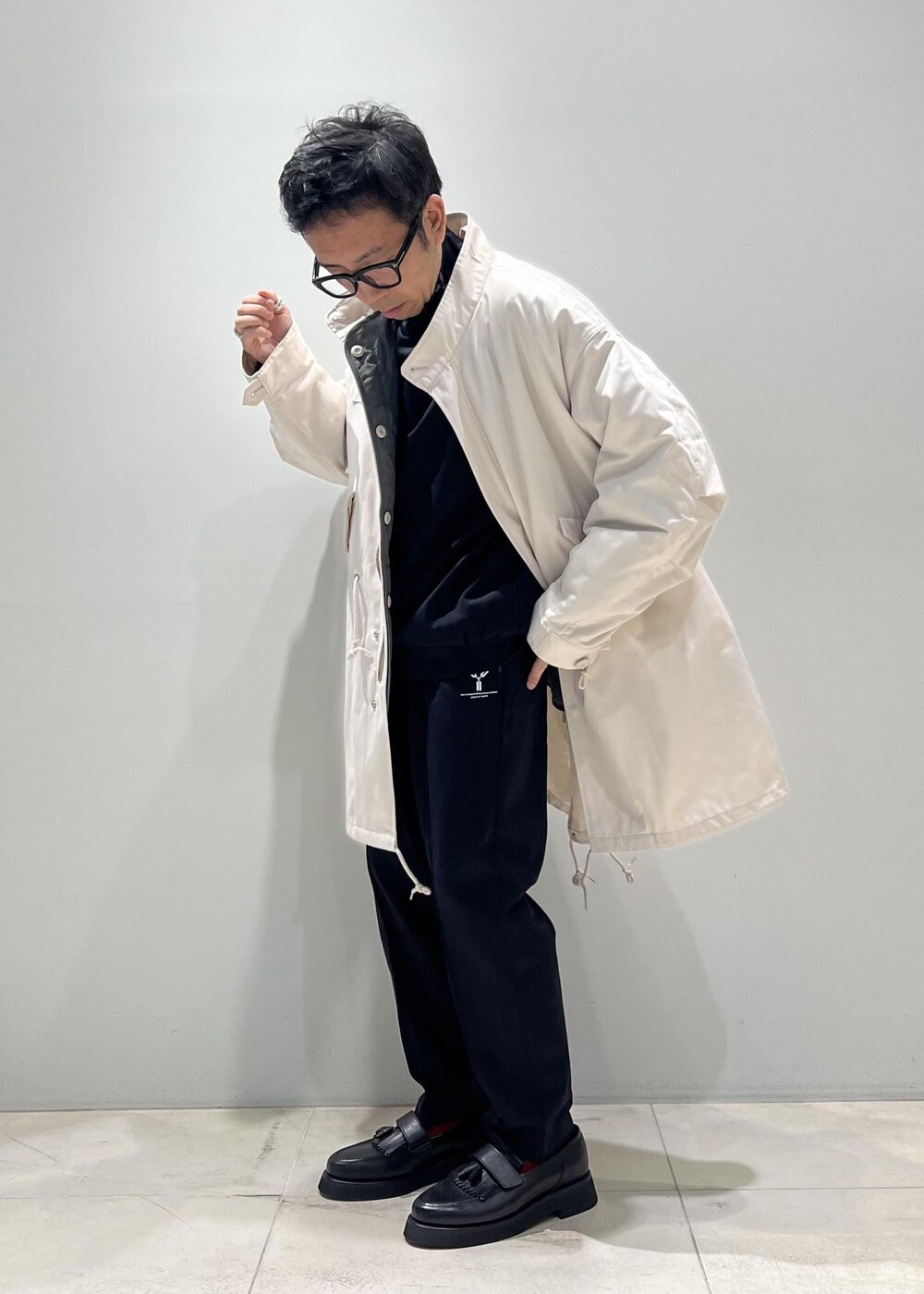 「ADAM ET ROPÉ、HOMME、UNISEX、骨格ストレート、イエベ、きれいめ、きれいめカジュアル、モード、スポーティー、セットアップ、セットアップ対応、春コーデ、秋コーデ、春ファッション、秋ファッション」|「ADAM ET ROPE'の《新色追加・2点セット》M-65 ビッグシルエット モッズコート / コート&中綿ライナーセット / ライナー取り外し可能 / ユニセックス(モッズコート、ホワイト系)」を使った、Yuuki Mizさん(メンズ・165cm)の秋コーディネートの5枚目の写真