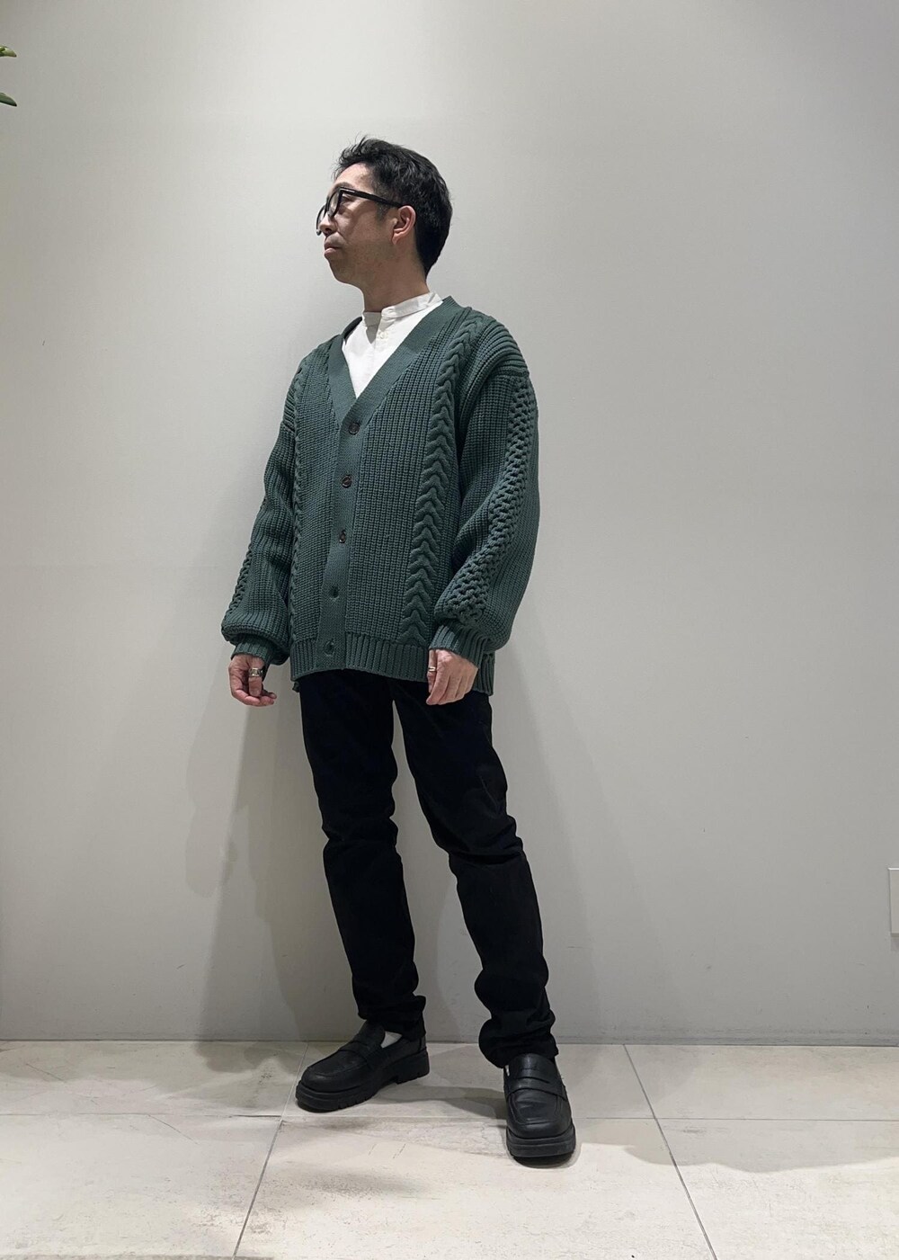 「ADAM ET ROPÉ、HOMME、UNISEX、骨格ストレート、イエベ、カジュアル、大人カジュアル、春コーデ、秋コーデ、春ファッション、秋ファッション、オーバーサイズ、ビッグシルエット、ニット、カーディガン」｜「ADAM ET ROPE'のボリューム ケーブル オーバーサイズ カーディガン / 超軽量 / ユニセックス（カーディガン/ボレロ、グリーン系）」を使った、Yuuki Mizさん（メンズ・165cm）の春コーディネートの2枚目の写真