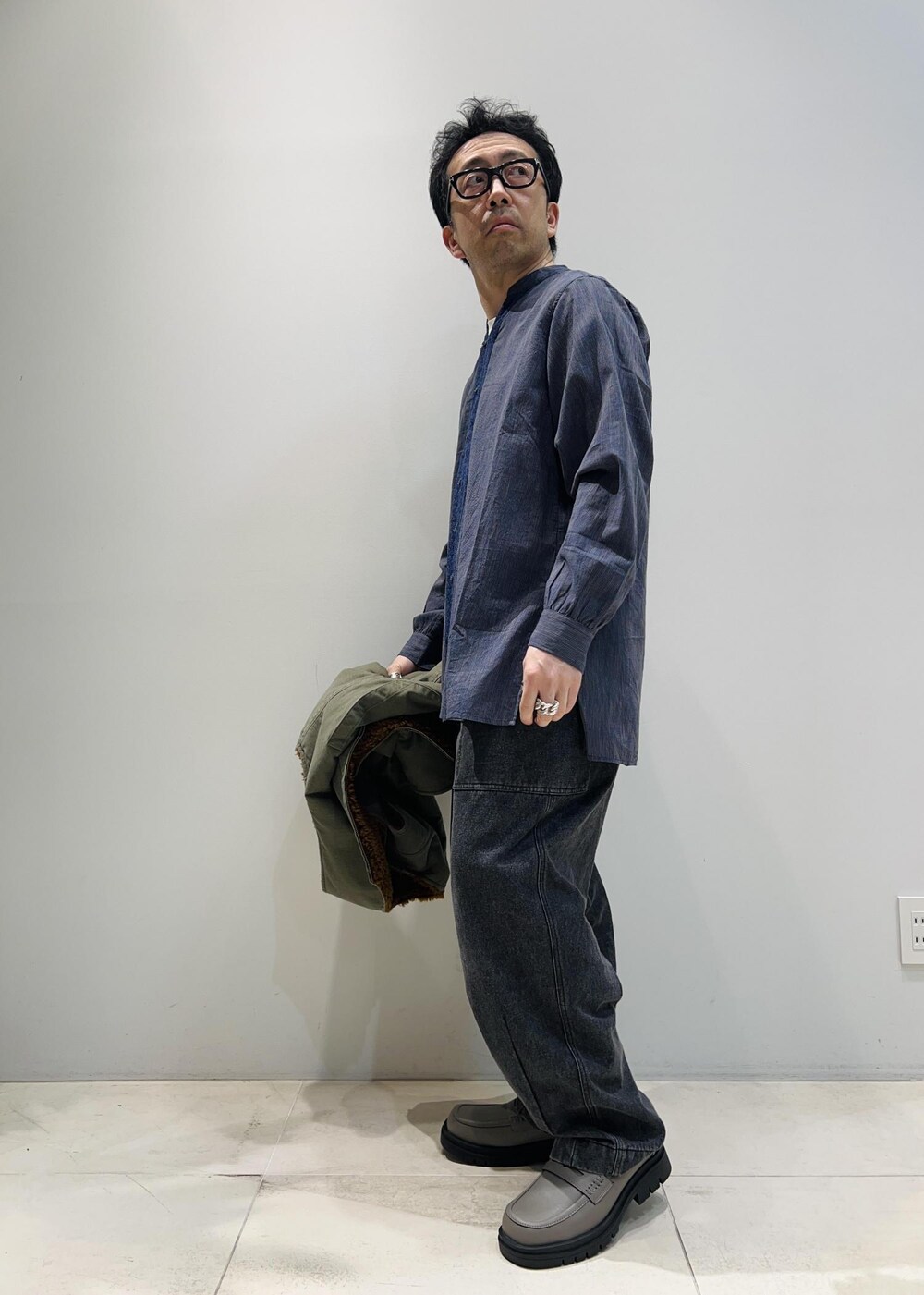 「ADAM ET ROPÉ、HOMME、UNISEX、骨格ストレート、イエベ、カジュアル、春コーデ、秋コーデ、春ファッション、秋ファッション、ビッグシルエット」｜「ADAM ET ROPE'の【CESSE】スクラップレザーボリュームソールローファー/リサイクルレザー/ユニセックス（ローファー、グレー系）」を使った、Yuuki Mizさん（メンズ・165cm）の春コーディネートの8枚目の写真