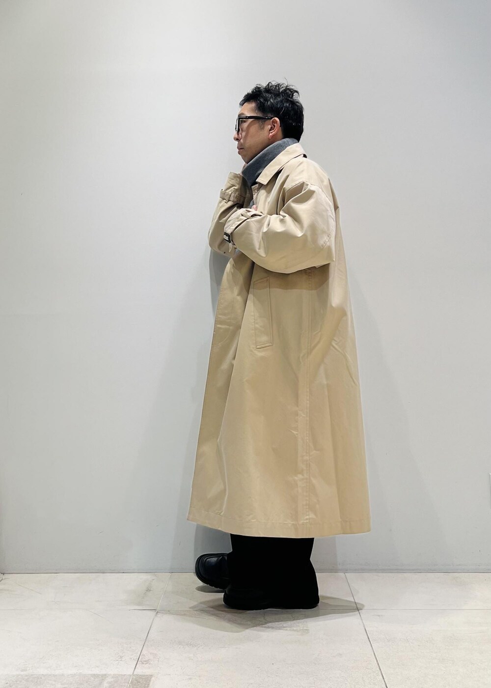 「お出かけ、ADAM ET ROPÉ、HOMME、UNISEX、骨格ストレート、イエベ、きれいめ、きれいめカジュアル、カジュアル、春コーデ、秋コーデ、冬コーデ、春ファッション、23SS春の新作、23AW秋の新作」｜「ADAM ET ROPE'の【CESSE】スクラップレザーボリュームソールローファー/リサイクルレザー/ユニセックス（ローファー、ブラック系）」を使った、Yuuki Mizさん（メンズ・165cm）の冬コーディネートの4枚目の写真