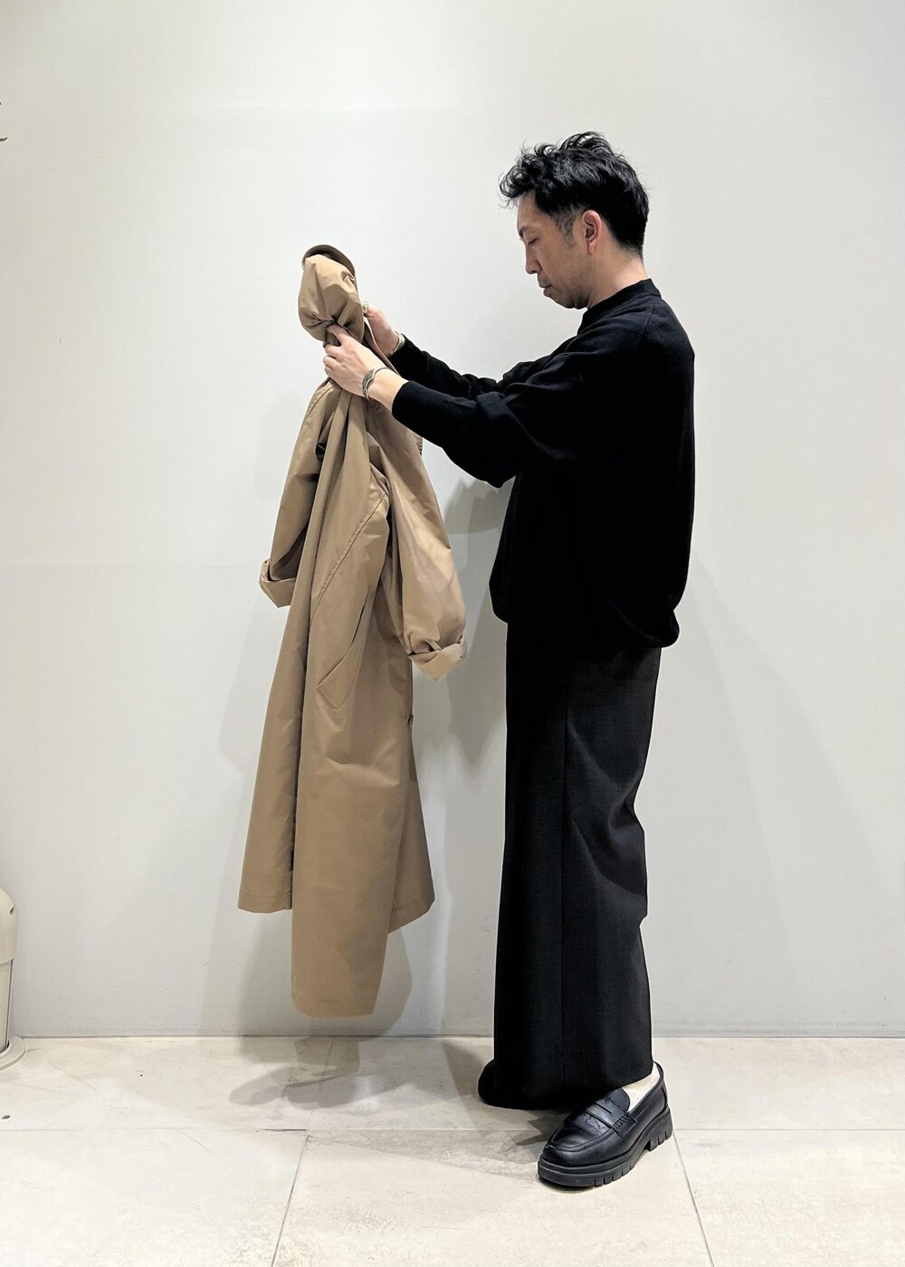 「24SS春の新作、ADAM ET ROPÉ、HOMME、UNISEX、骨格ストレート、イエベ、きれいめ、きれいめカジュアル、大人カジュアル、春、秋、冬、春コーデ、秋コーデ、冬コーデ」｜「ADAM ET ROPE'の撥水 高密度ウェザー ステンカラー オーバー コート / ロングシーズン着用可能 / ユニセックス（ステンカラーコート、イエロー系）」を使った、Yuuki Mizさん（メンズ・165cm）の春コーディネートの5枚目の写真