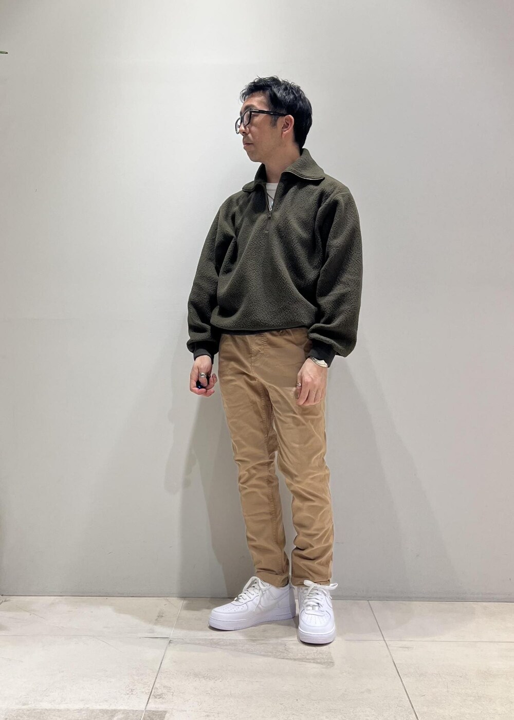 「ADAM ET ROPÉ、HOMME、UNISEX、骨格ストレート、イエベ、カジュアル、大人カジュアル、春コーデ、秋コーデ、春ファッション、秋ファッション、パーカー、ジャケット、メガネ」｜「GramicciのWEB限定【GRAMICCI】22AW別注 NN PANTS/GARMENT DYE TIGHT FIT（その他パンツ、ベージュ系）」を使った、Yuuki Mizさん（メンズ・165cm）の冬コーディネートの4枚目の写真