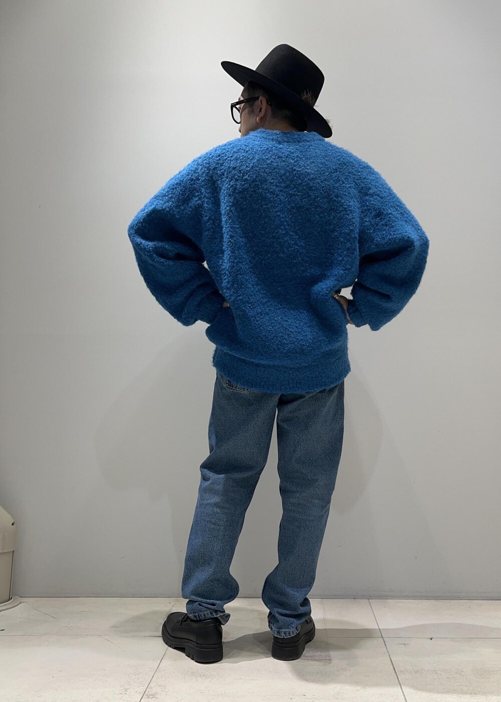「ユニセックス、ADAM ET ROPÉ、HOMME、UNISEX、骨格ストレート、イエベ、ボリューム袖、ニット、デニムパンツ」｜「ADAM ET ROPE'の【CESSE】スクラップレザーボリュームソールローファー/リサイクルレザー/ユニセックス（ローファー、ブラック系）」を使った、Yuuki Mizさん（メンズ・165cm）の秋コーディネートの2枚目の写真