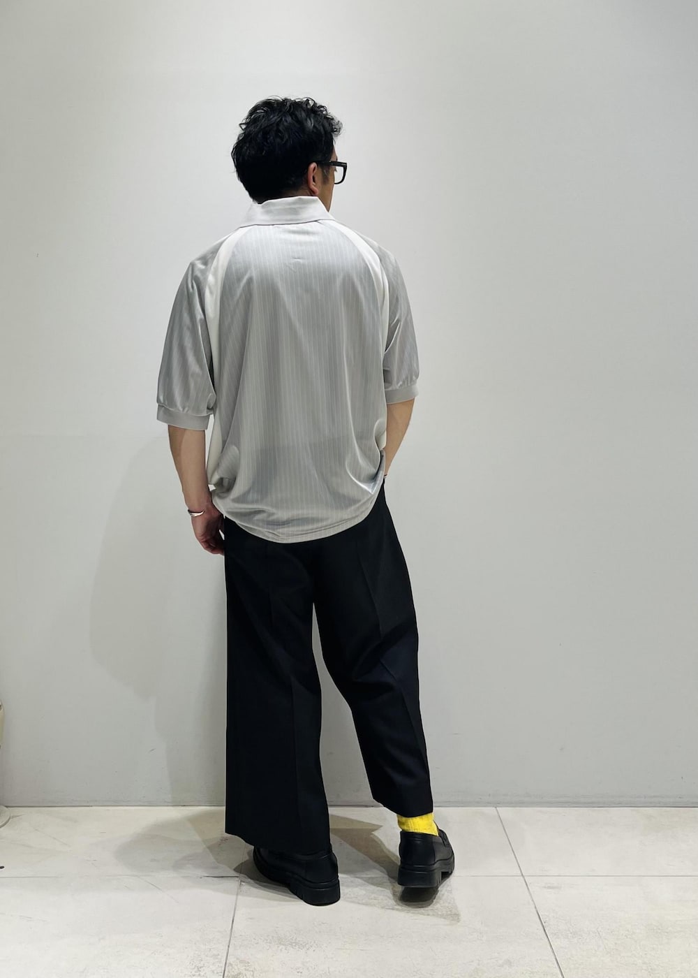 「ADAM ET ROPÉ、HOMME、UNISEX、骨格ストレート、イエベ、きれいめ、モード、スポーティー、夏コーデ、夏ファッション、接触冷感、吸水速乾、機能素材、シャツ」｜「ADAM ET ROPE'のウーステッド フロントタック ワイド クロップド スラックス / ロングシーズン着用可能（スラックス、グレー系）」を使った、Yuuki Mizさん（メンズ・165cm）の春コーディネートの4枚目の写真