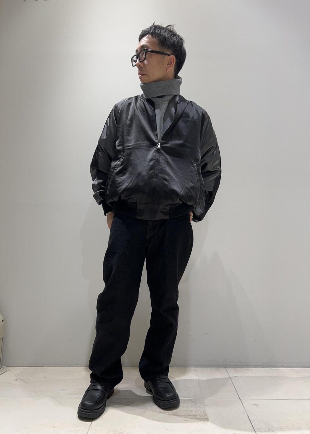 「スカジャン、ADAM ET ROPÉ、HOMME、UNISEX、骨格ストレート、イエベ、秋コーデ、冬コーデ、秋ファッション、冬ファッション、23AW秋の新作、23AW冬の新作、ビッグシルエット、ベスト、アウター」|「ADAM ET ROPE'の【コットンUSA】デニム センタークリース スラックス / サステナブル / セットアップ対応(デニムパンツ、ブラック系)」を使った、Yuuki Mizさん(メンズ・165cm)の秋コーディネートの4枚目の写真