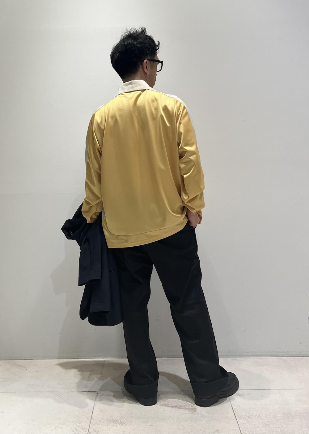 「ADAM ET ROPÉ、HOMME、UNISEX、骨格ストレート、イエベ、きれいめカジュアル、カジュアル、スポーティー、春コーデ、夏コーデ、春ファッション、夏ファッション、接触冷感、吸水速乾、機能素材」｜「ADAM ET ROPE'の【UNIFORM/ユニフォーム】 POLO ロングスリーブ ゲームシャツ / 吸水速乾 / 透湿性 / 通気性 / ユニセックス（Tシャツ/カットソー、ゴールド系）」を使った、Yuuki Mizさん（メンズ・165cm）の春コーディネートの8枚目の写真