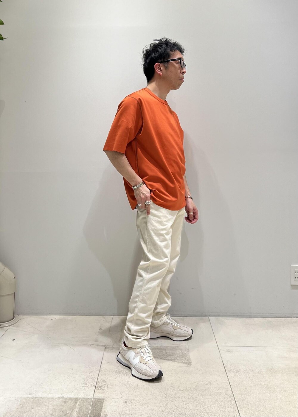 「ADAM ET ROPÉ、HOMME、UNISEX、骨格ストレート、イエベ、春コーデ、夏コーデ、春ファッション、夏ファッション、ビタミンカラー、Tシャツ、ニット」｜「ADAM ET ROPE'のハイゲージ シャンブレー リバーシブル Tシャツ（Tシャツ/カットソー、ベージュ系）」を使った、Yuuki Mizさん（メンズ・165cm）の春コーディネートの8枚目の写真