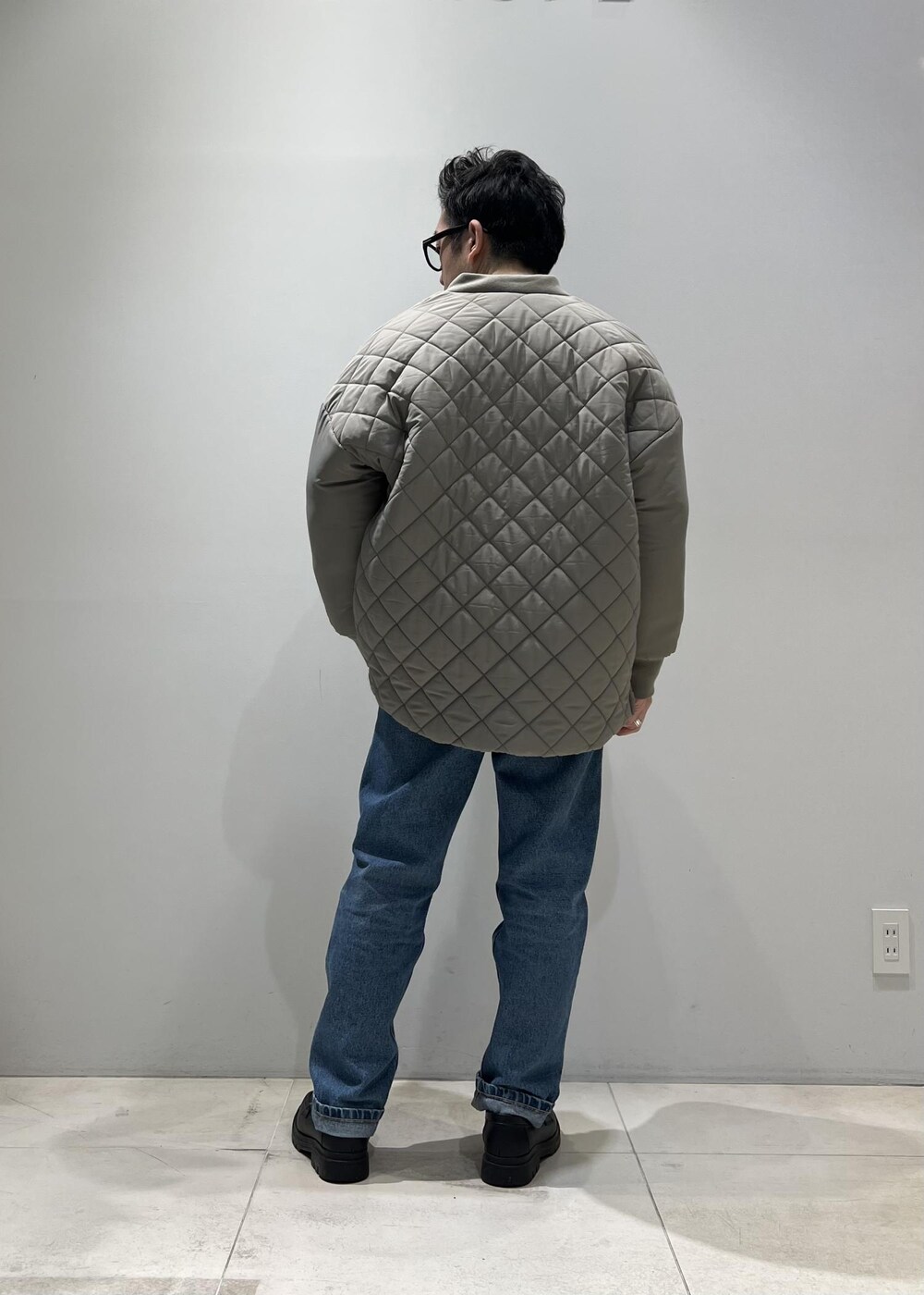「nergy、ジャケット、タートルネック、ADAM ET ROPÉ、HOMME、UNISEX、骨格ストレート、イエベ、秋コーデ、冬コーデ、秋ファッション、冬ファッション、アウター、ブルゾン、コート」｜「ADAM ET ROPE'の【CESSE】スクラップレザーボリュームソールローファー/リサイクルレザー/ユニセックス（ローファー、ブラック系）」を使った、Yuuki Mizさん（メンズ・165cm）の冬コーディネートの2枚目の写真